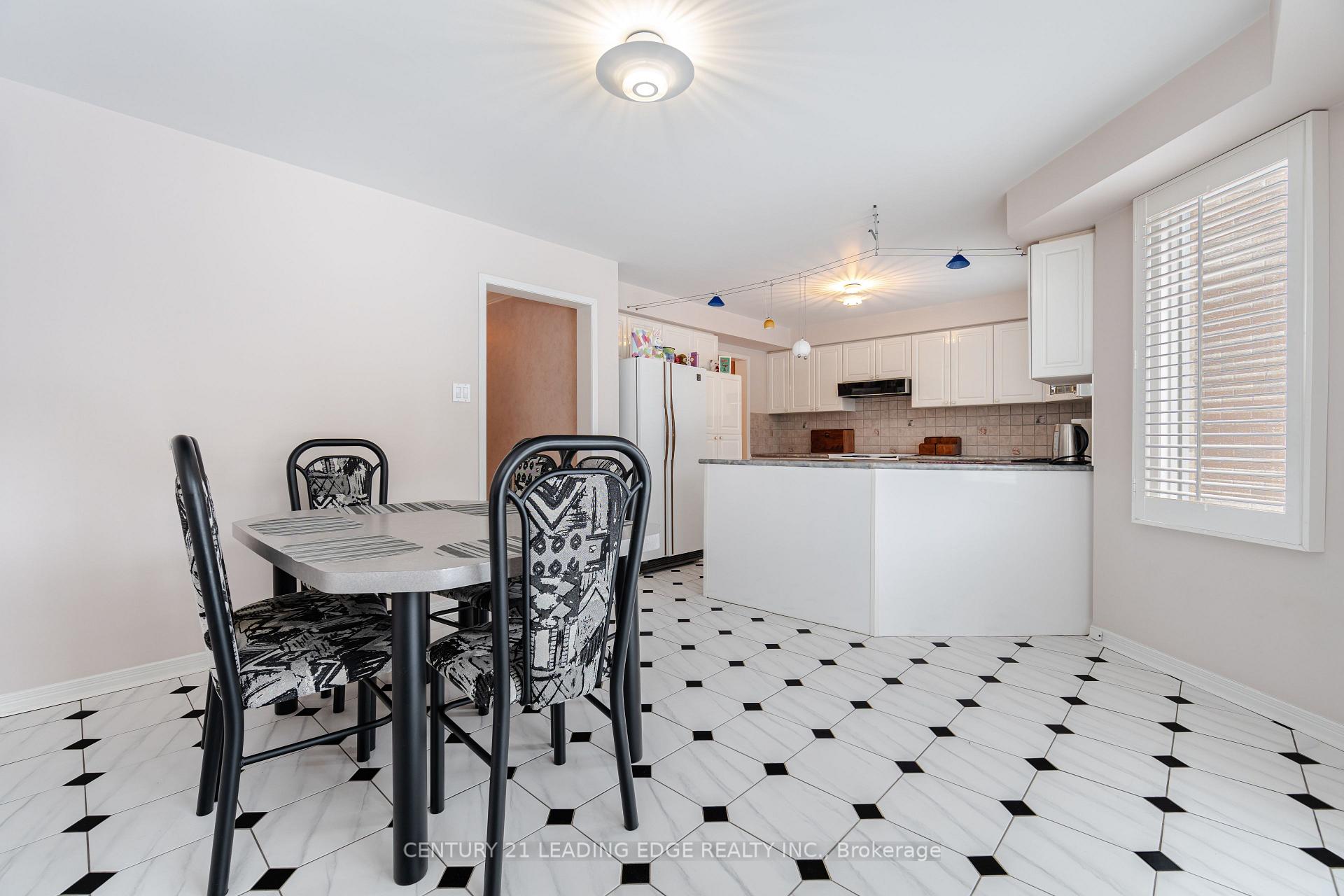 Photo 20 of 14 Edgecroft Trail, Vaughan, Brownridge — HOMEH