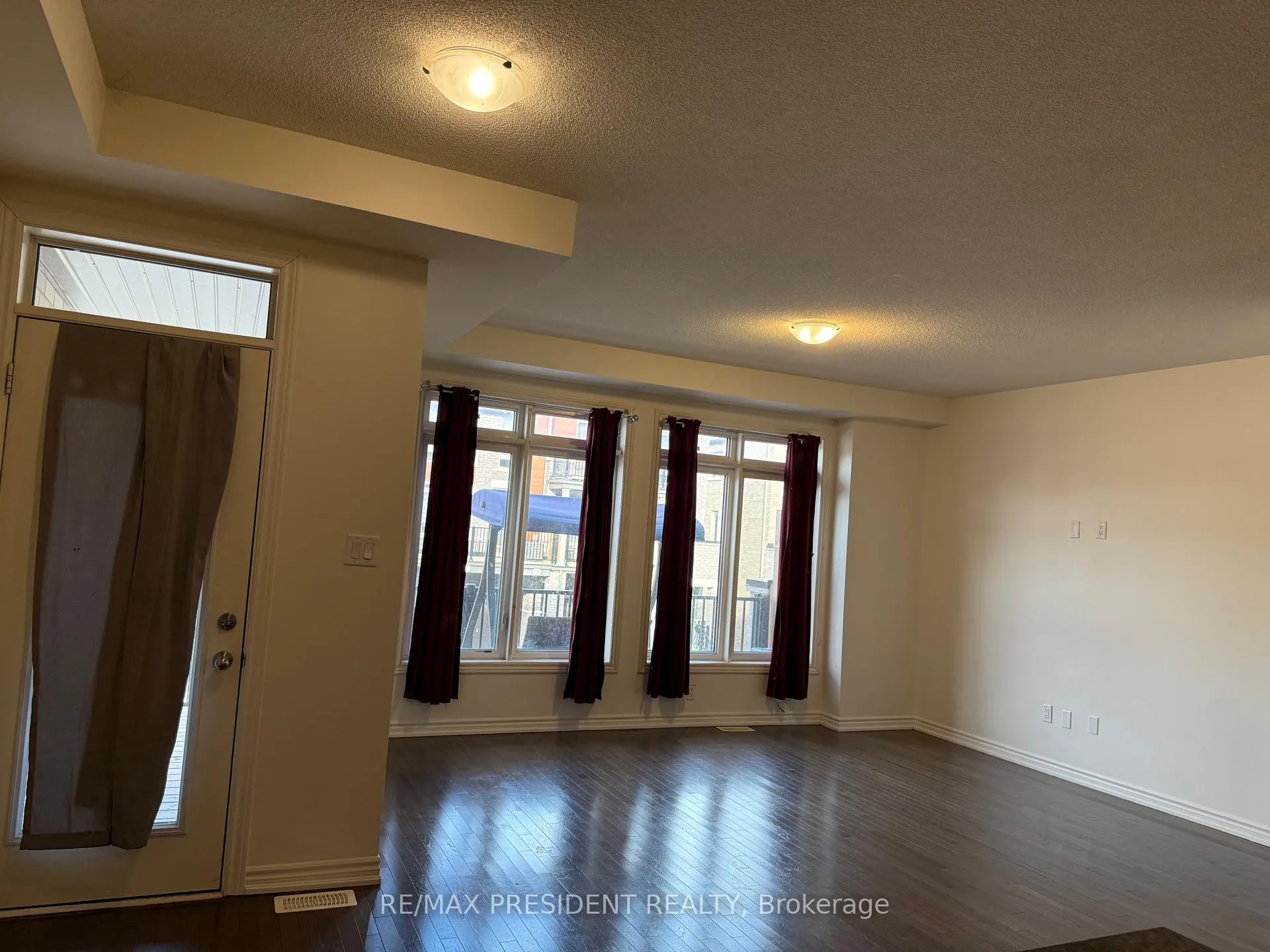Photo 5 of 27 Arrowview Drive, Brampton, Northwest Brampton — HOMEH