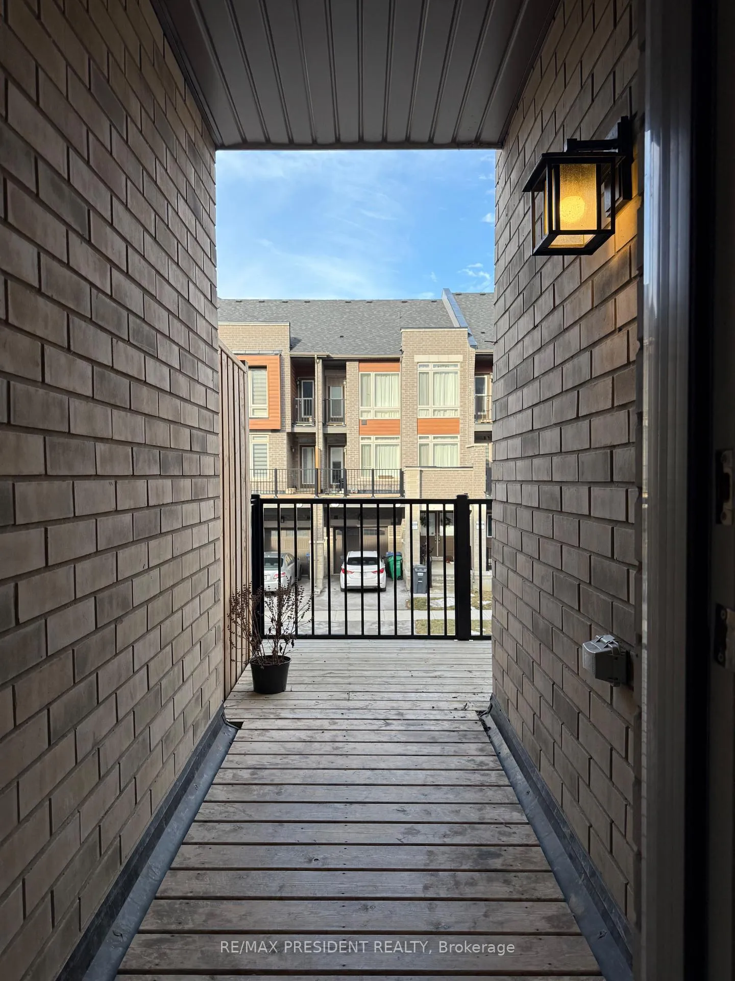 Photo 11 of 27 Arrowview Drive, Brampton, Northwest Brampton — HOMEH
