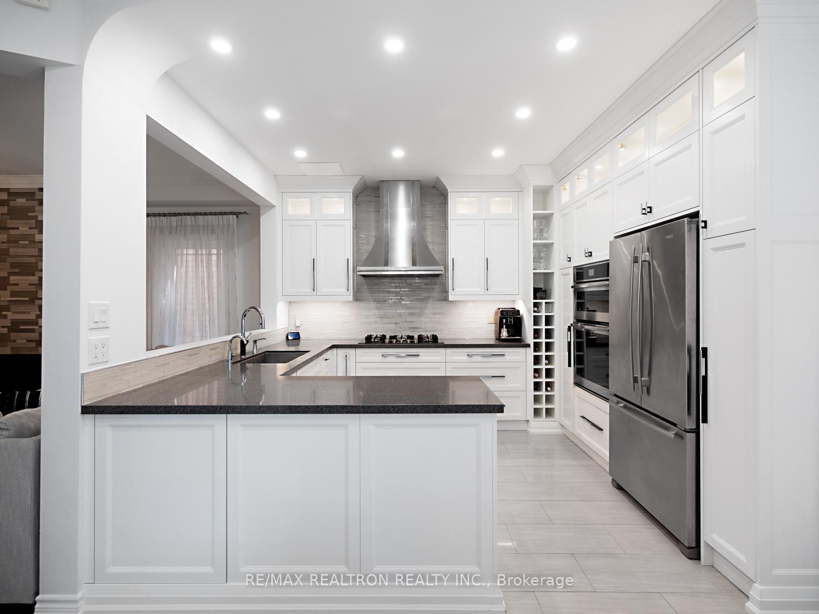 Photo 3 of 132 Oakhurst Drive, Vaughan, Beverley Glen — HOMEH