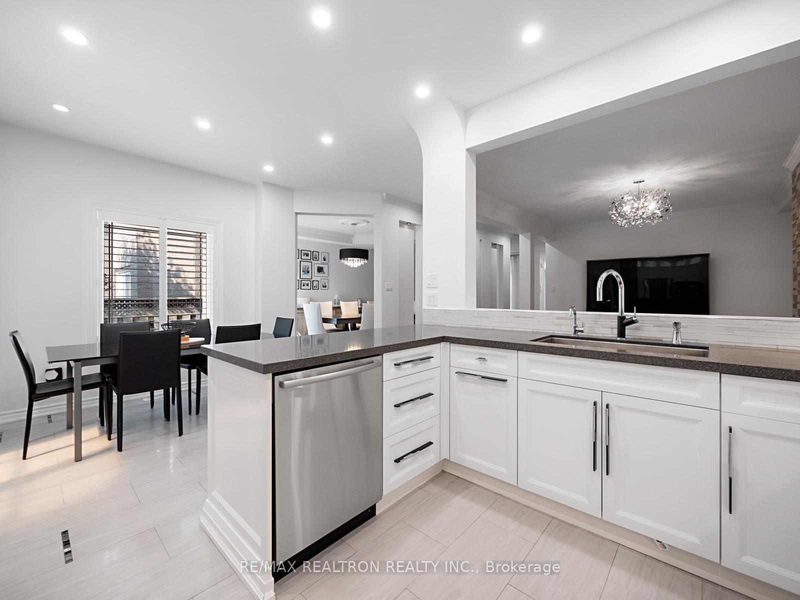 Photo 4 of 132 Oakhurst Drive, Vaughan, Beverley Glen — HOMEH