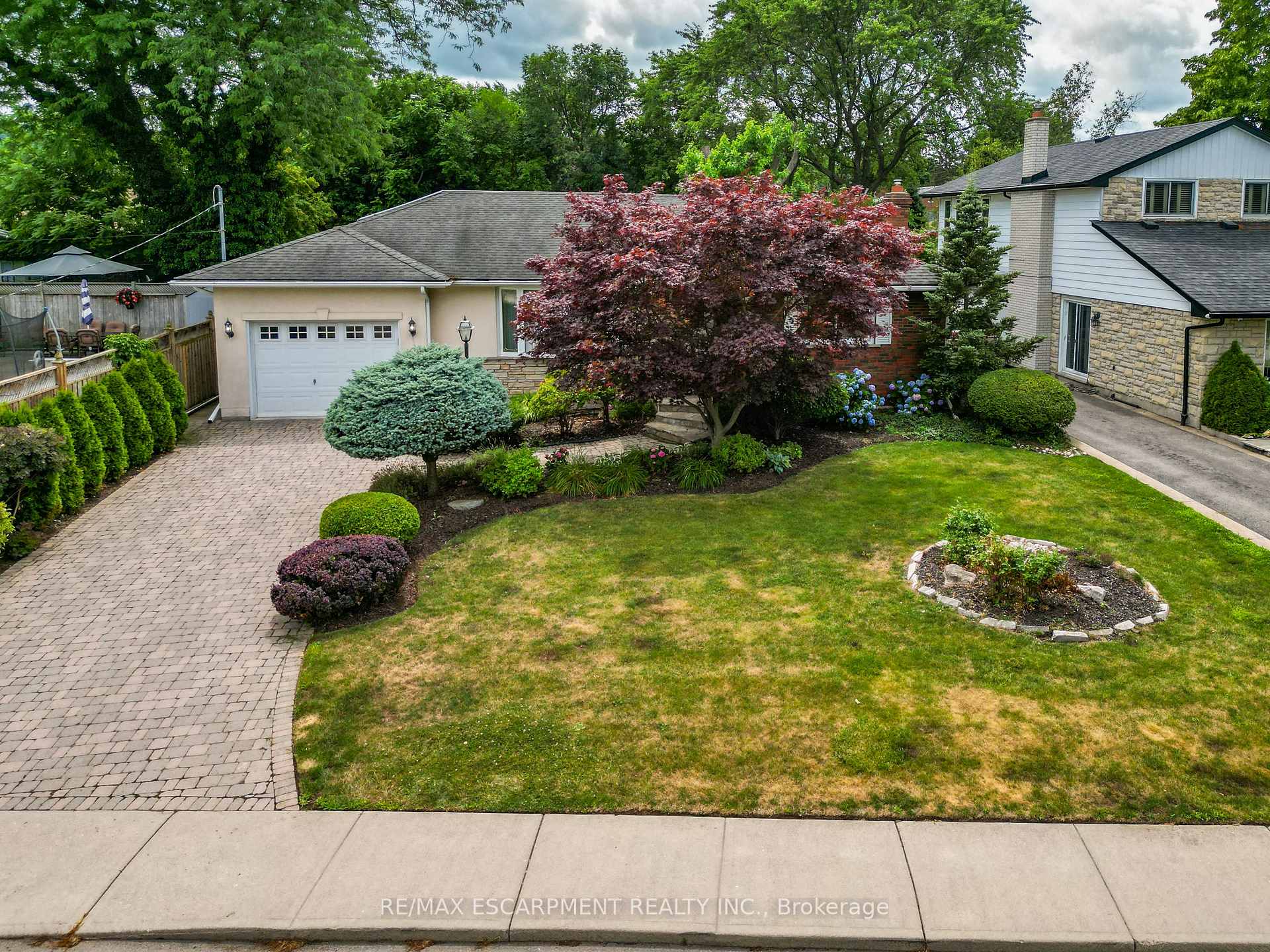 Front of 95 Mountain Avenue N