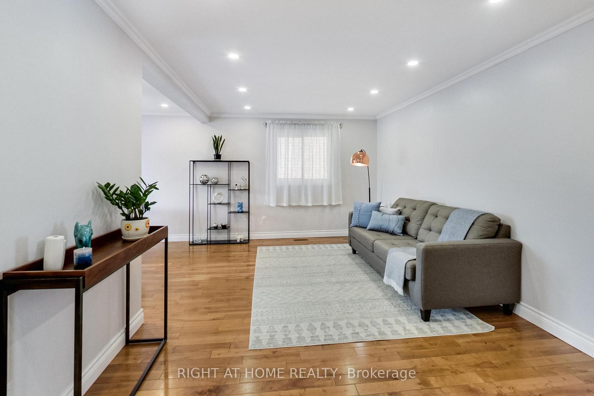 Photo 2 of 101 Bradbeer Crescent, Vaughan, Crestwood-Springfarm-Yorkhill — HOMEH