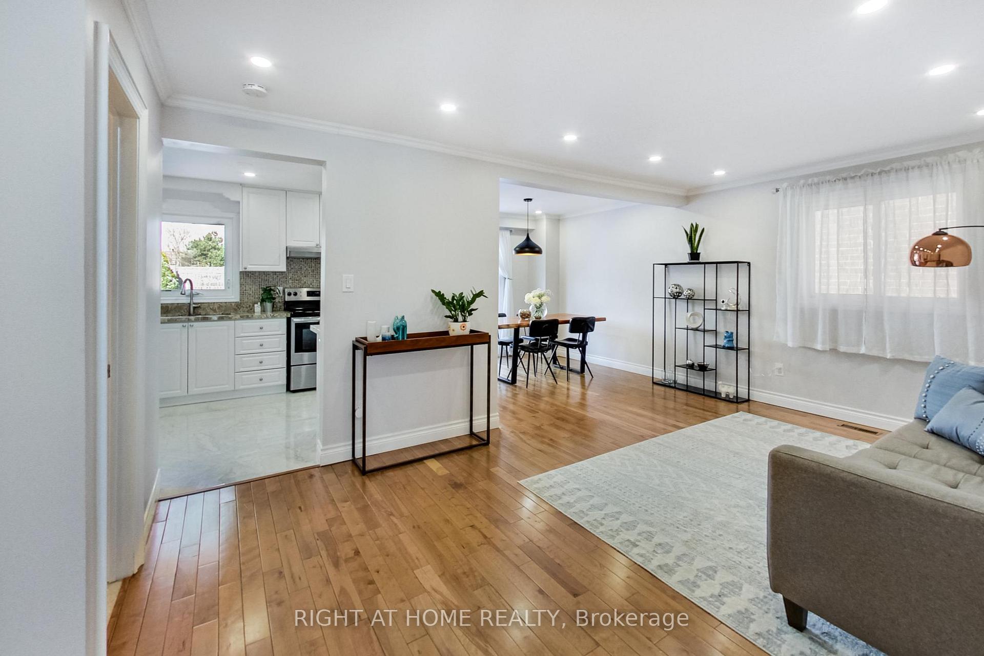 Photo 3 of 101 Bradbeer Crescent, Vaughan, Crestwood-Springfarm-Yorkhill — HOMEH