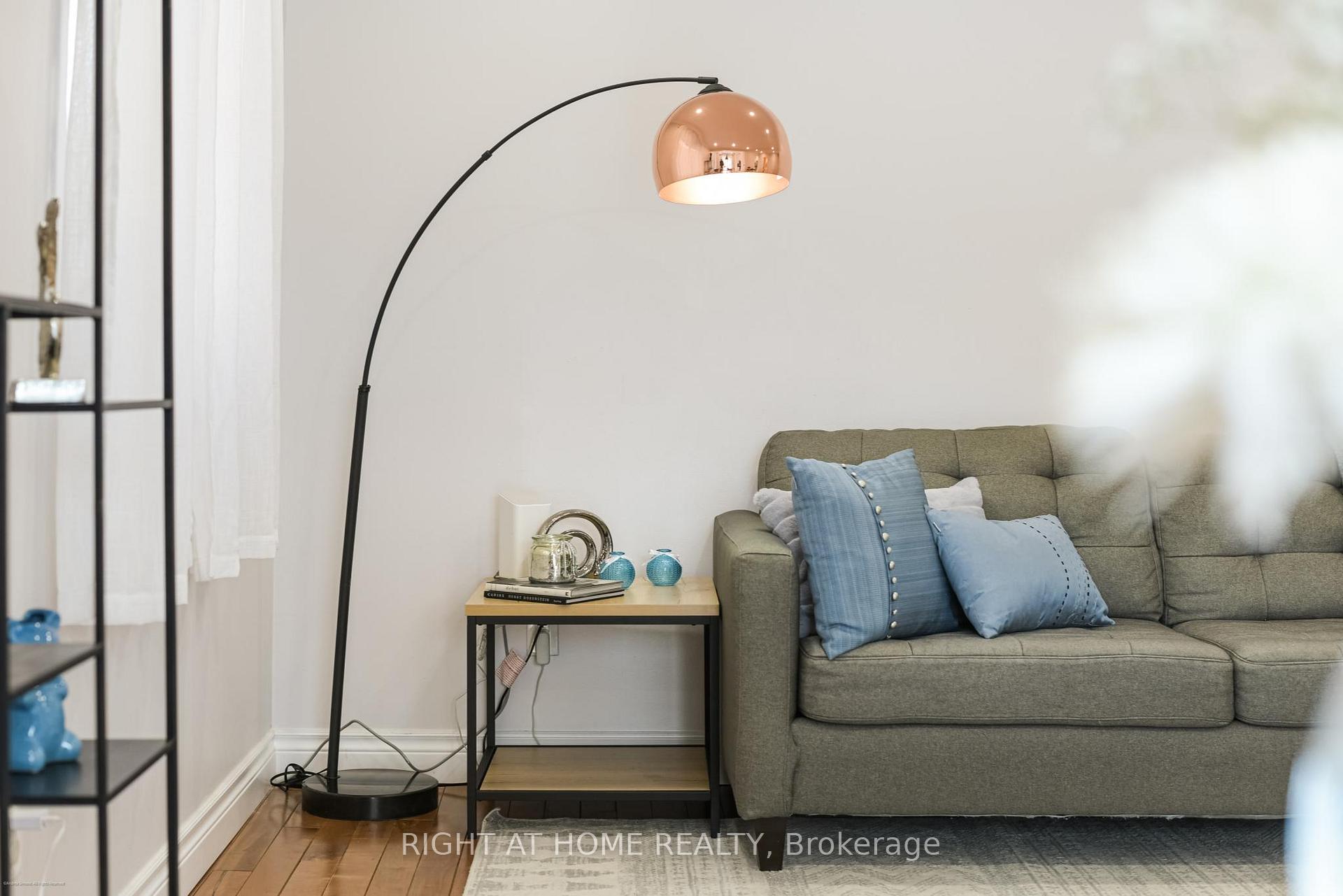 Photo 4 of 101 Bradbeer Crescent, Vaughan, Crestwood-Springfarm-Yorkhill — HOMEH