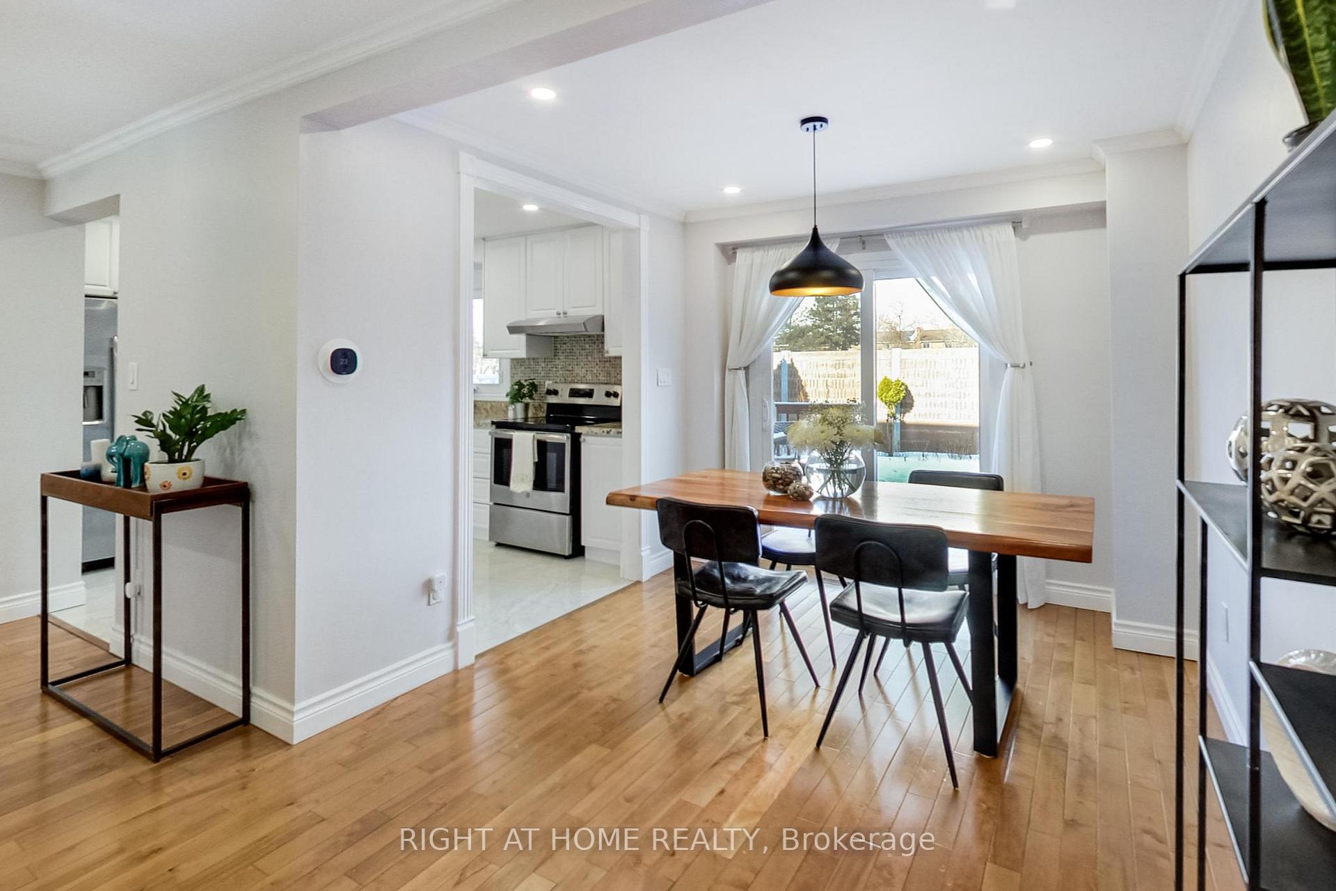 Photo 5 of 101 Bradbeer Crescent, Vaughan, Crestwood-Springfarm-Yorkhill — HOMEH