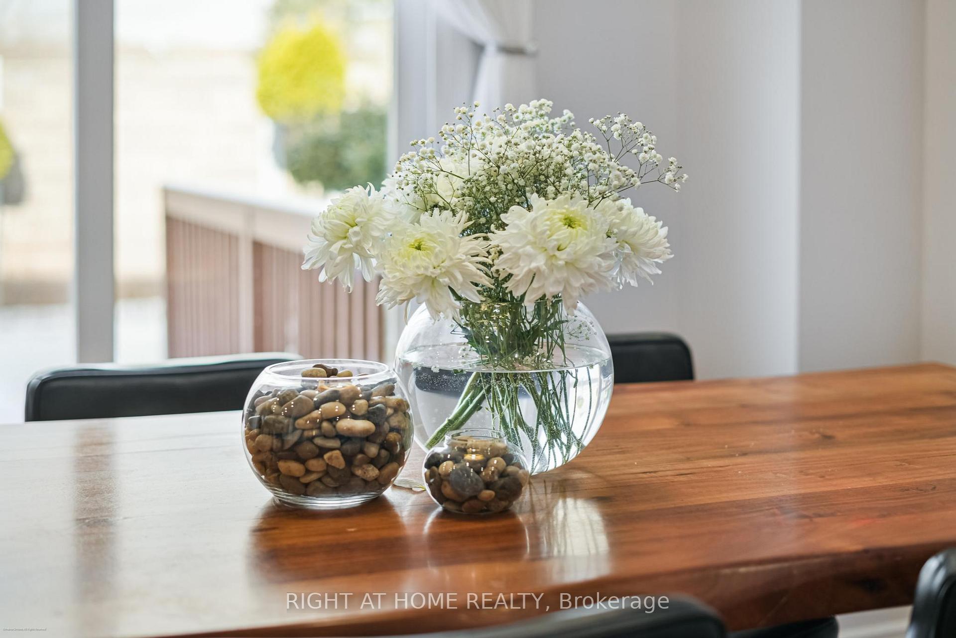 Photo 6 of 101 Bradbeer Crescent, Vaughan, Crestwood-Springfarm-Yorkhill — HOMEH