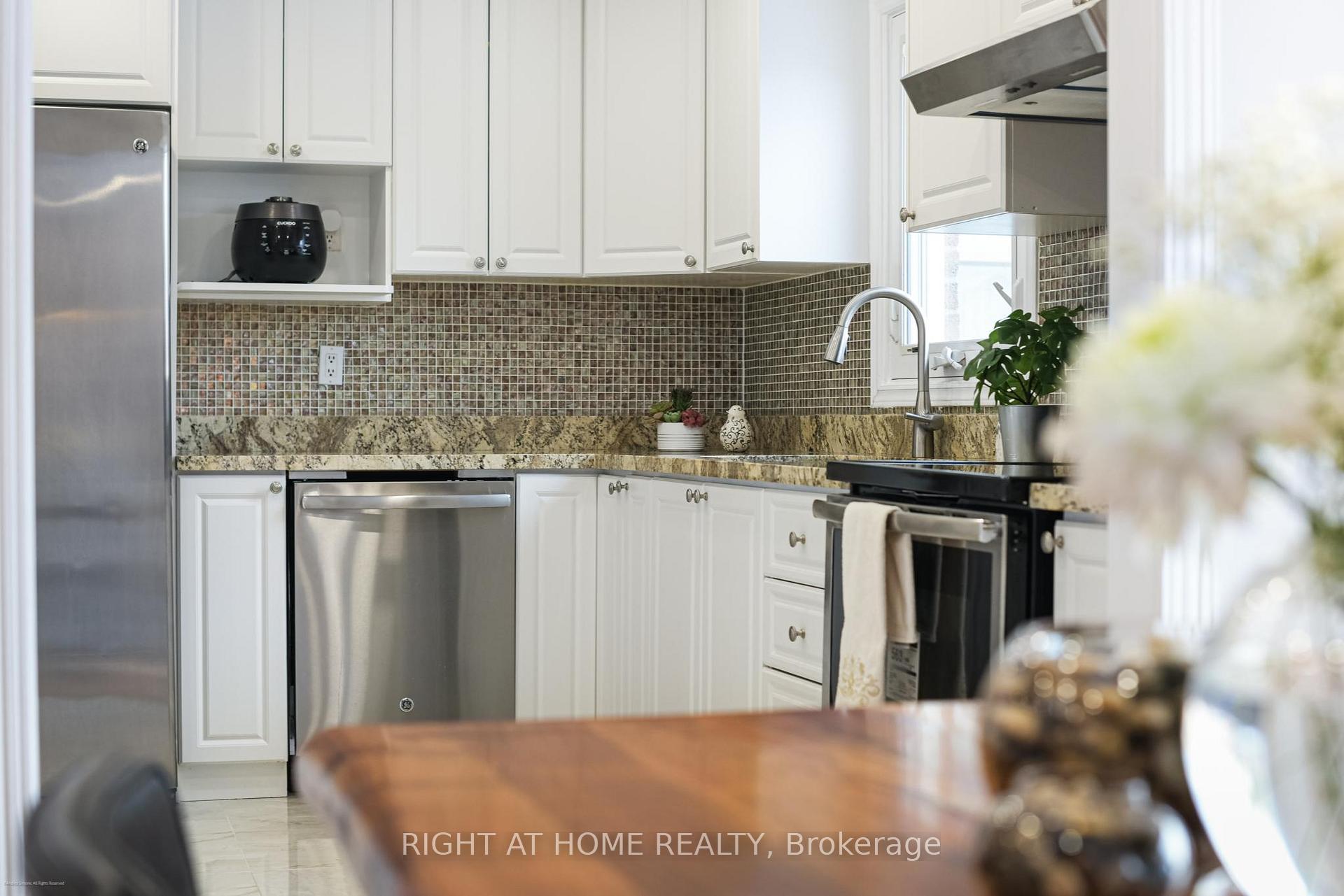 Photo 7 of 101 Bradbeer Crescent, Vaughan, Crestwood-Springfarm-Yorkhill — HOMEH