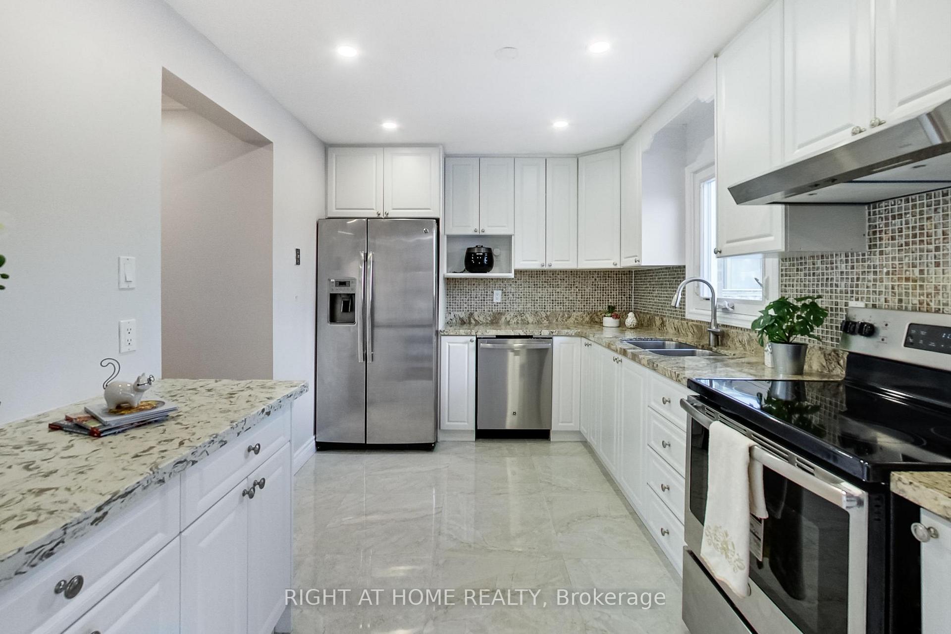 Photo 9 of 101 Bradbeer Crescent, Vaughan, Crestwood-Springfarm-Yorkhill — HOMEH