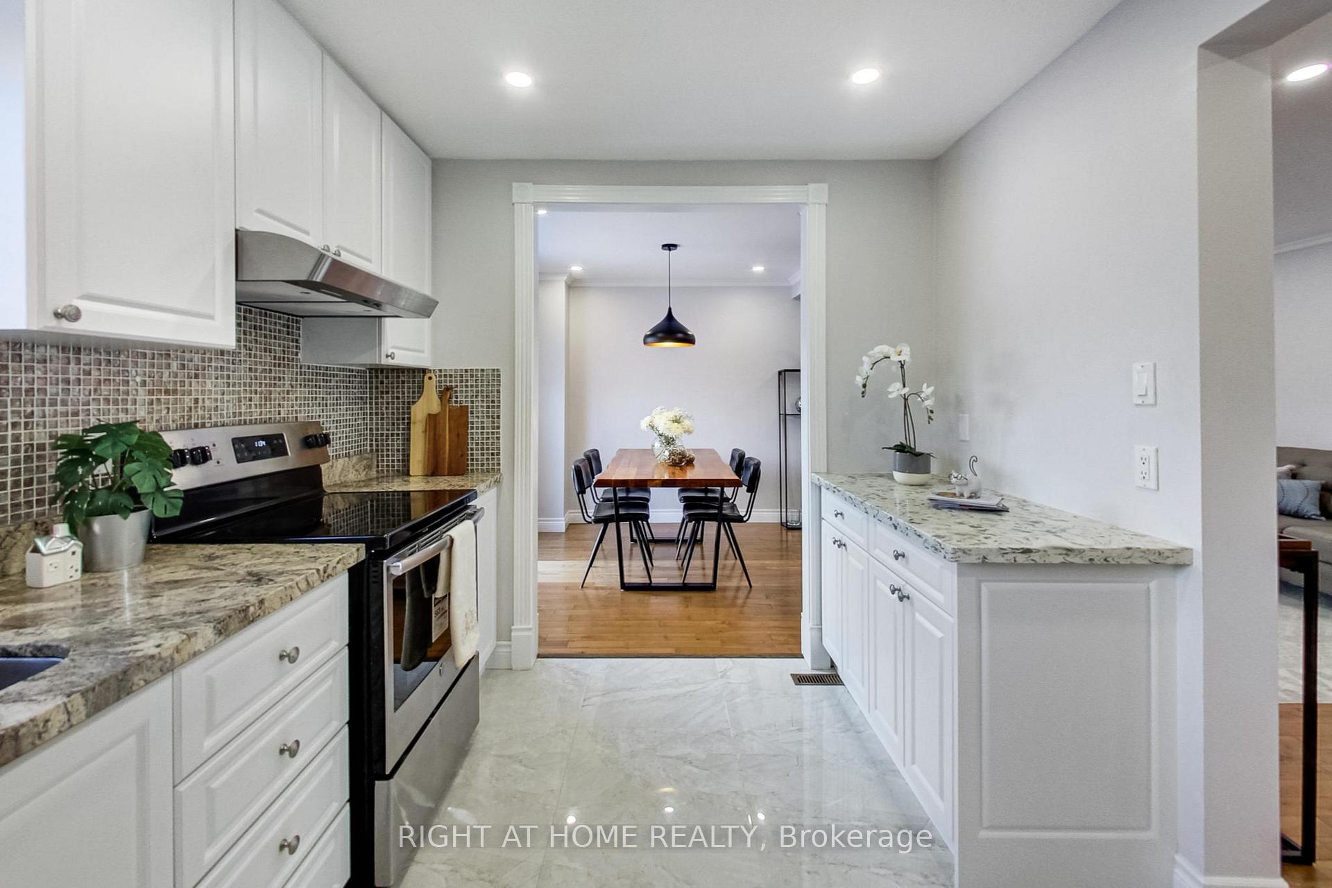 Photo 10 of 101 Bradbeer Crescent, Vaughan, Crestwood-Springfarm-Yorkhill — HOMEH