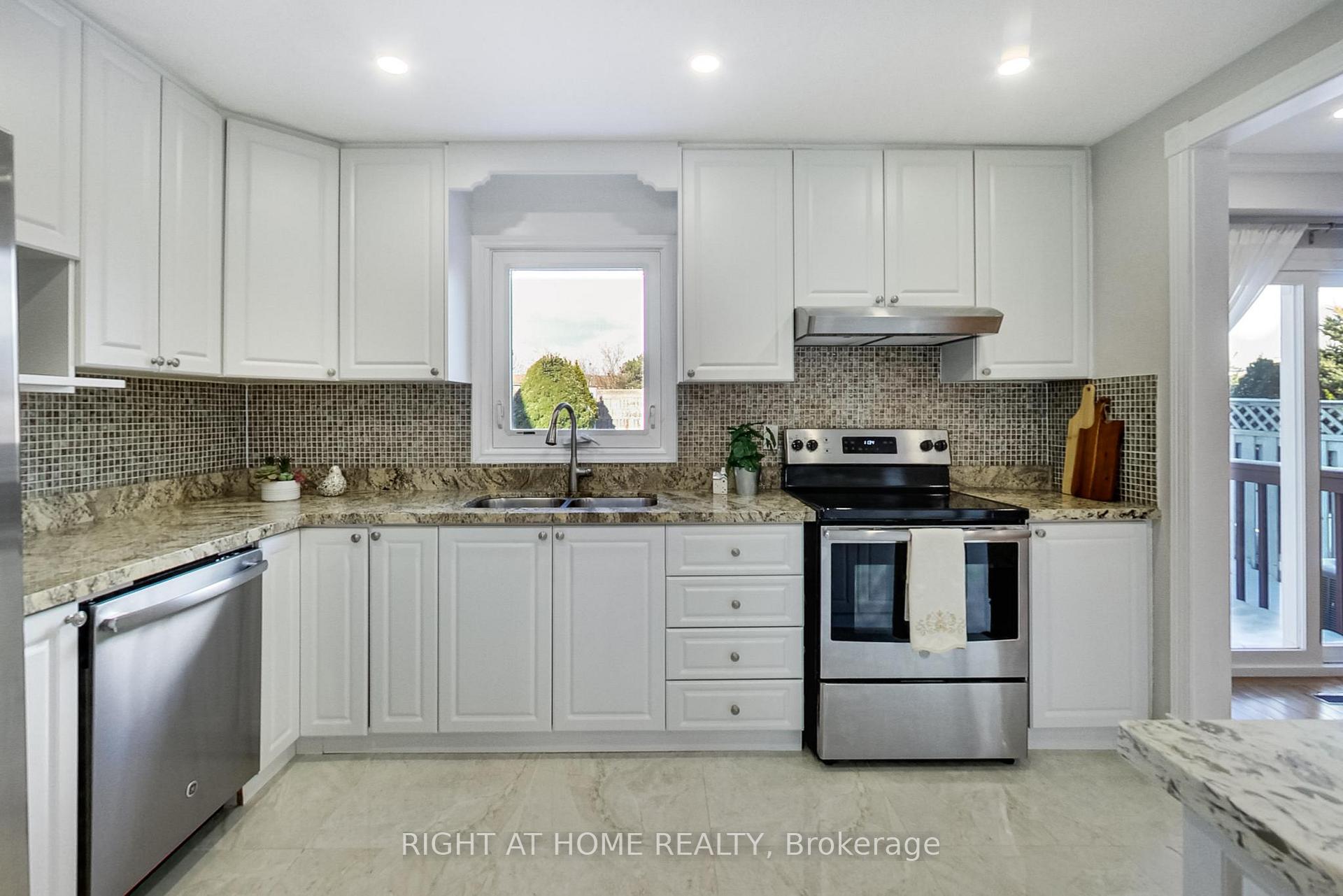 Photo 11 of 101 Bradbeer Crescent, Vaughan, Crestwood-Springfarm-Yorkhill — HOMEH