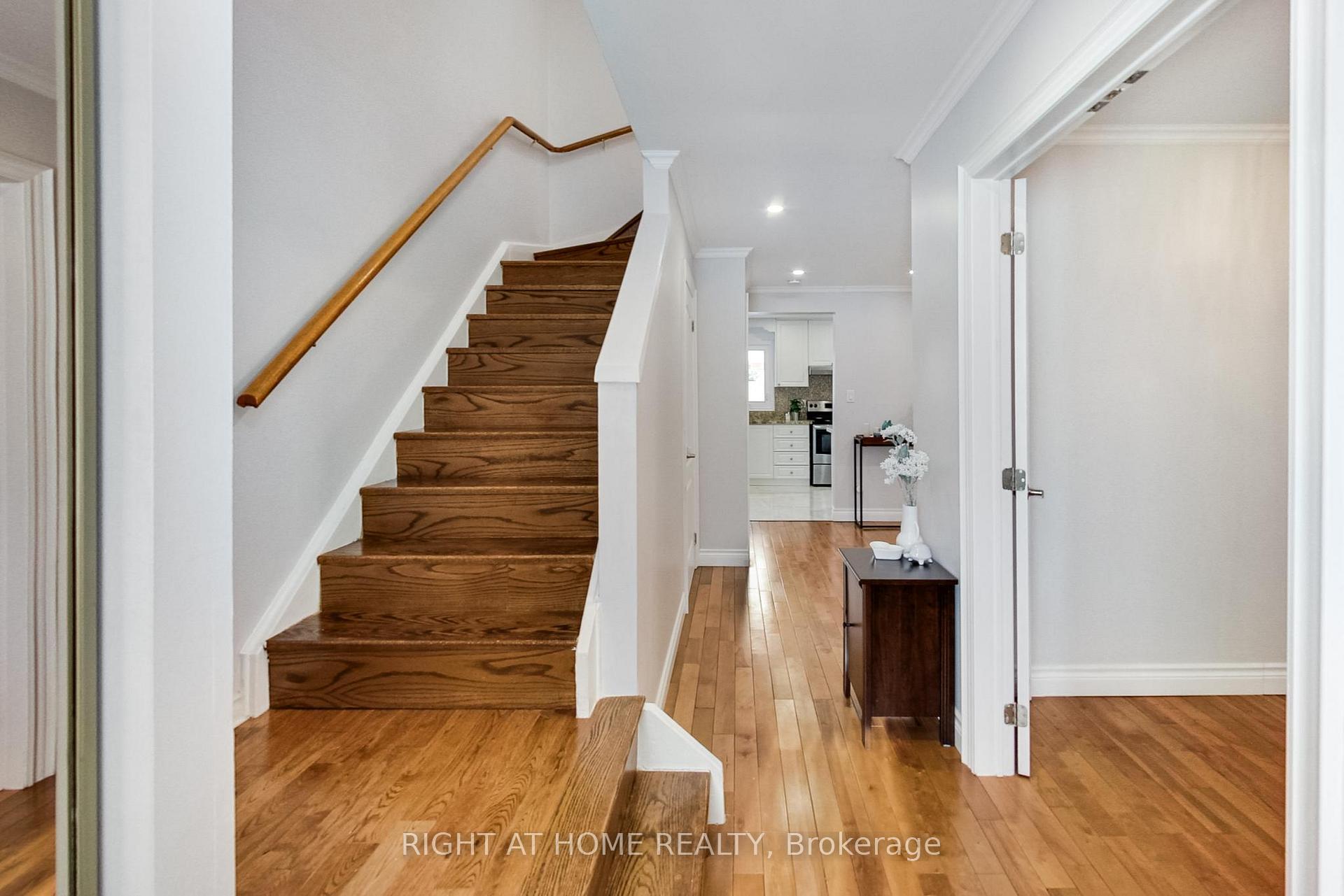 Photo 13 of 101 Bradbeer Crescent, Vaughan, Crestwood-Springfarm-Yorkhill — HOMEH
