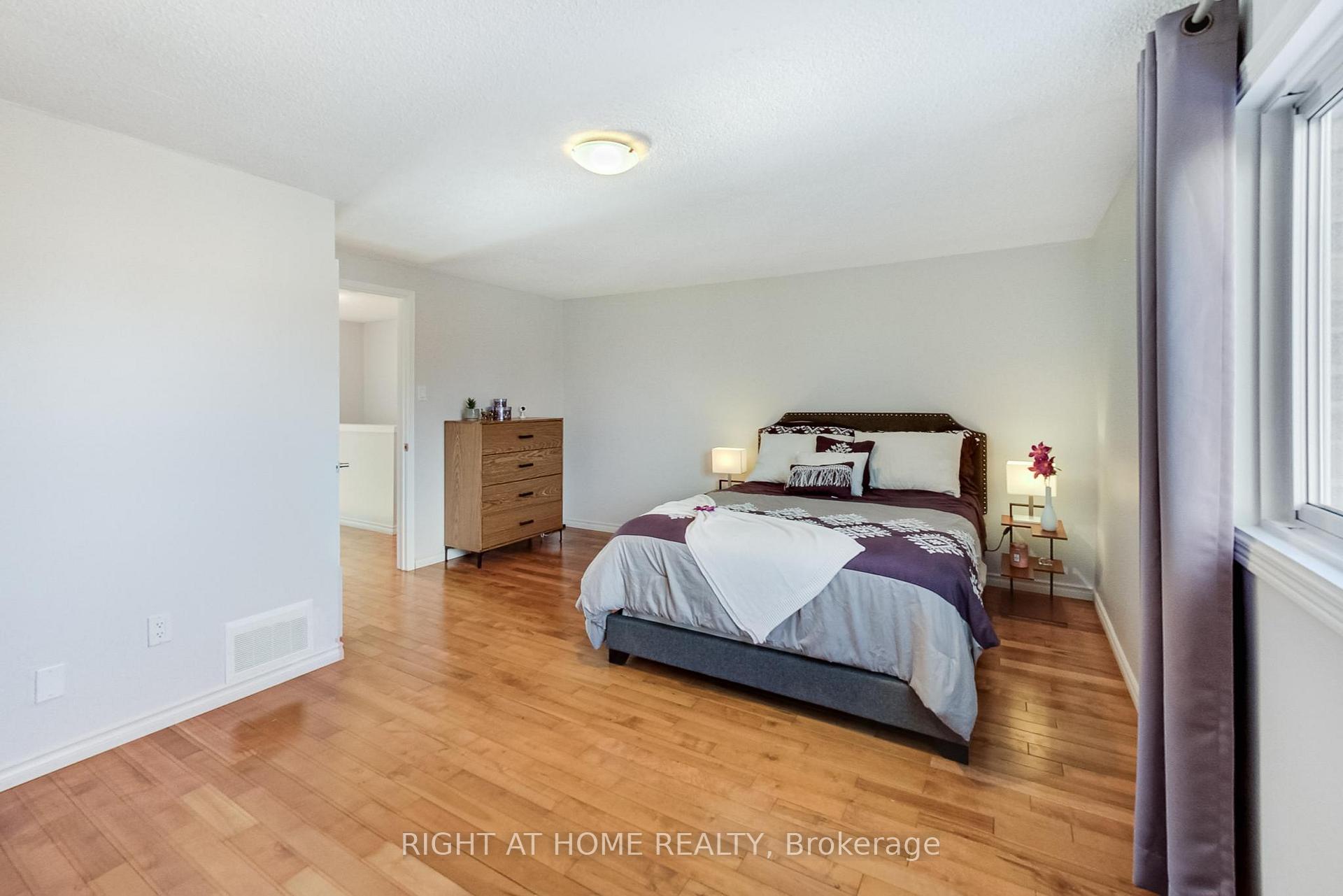 Photo 16 of 101 Bradbeer Crescent, Vaughan, Crestwood-Springfarm-Yorkhill — HOMEH