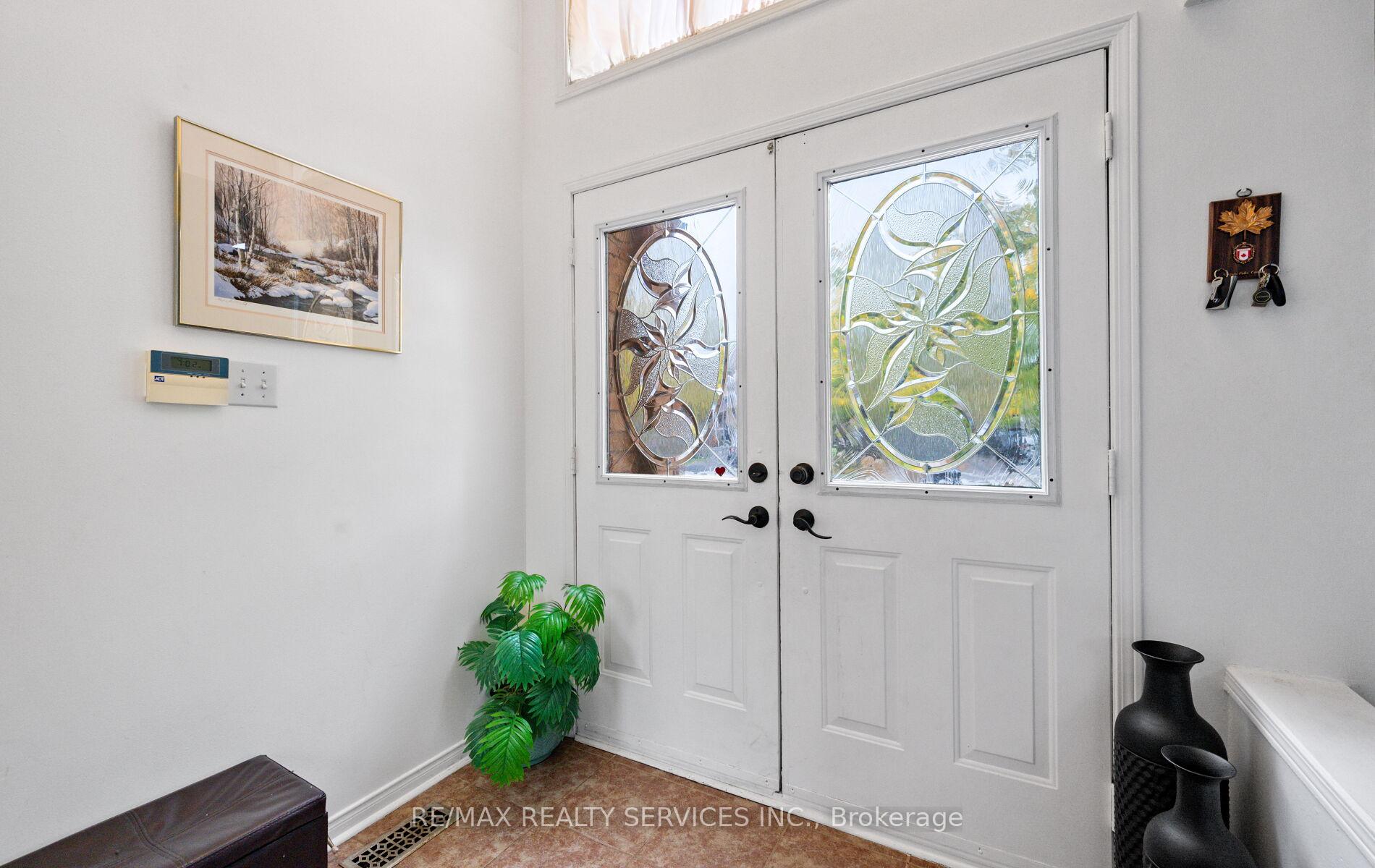 Photo 7 of 87 Queen Mary Drive, Brampton, Fletcher's Meadow — HOMEH