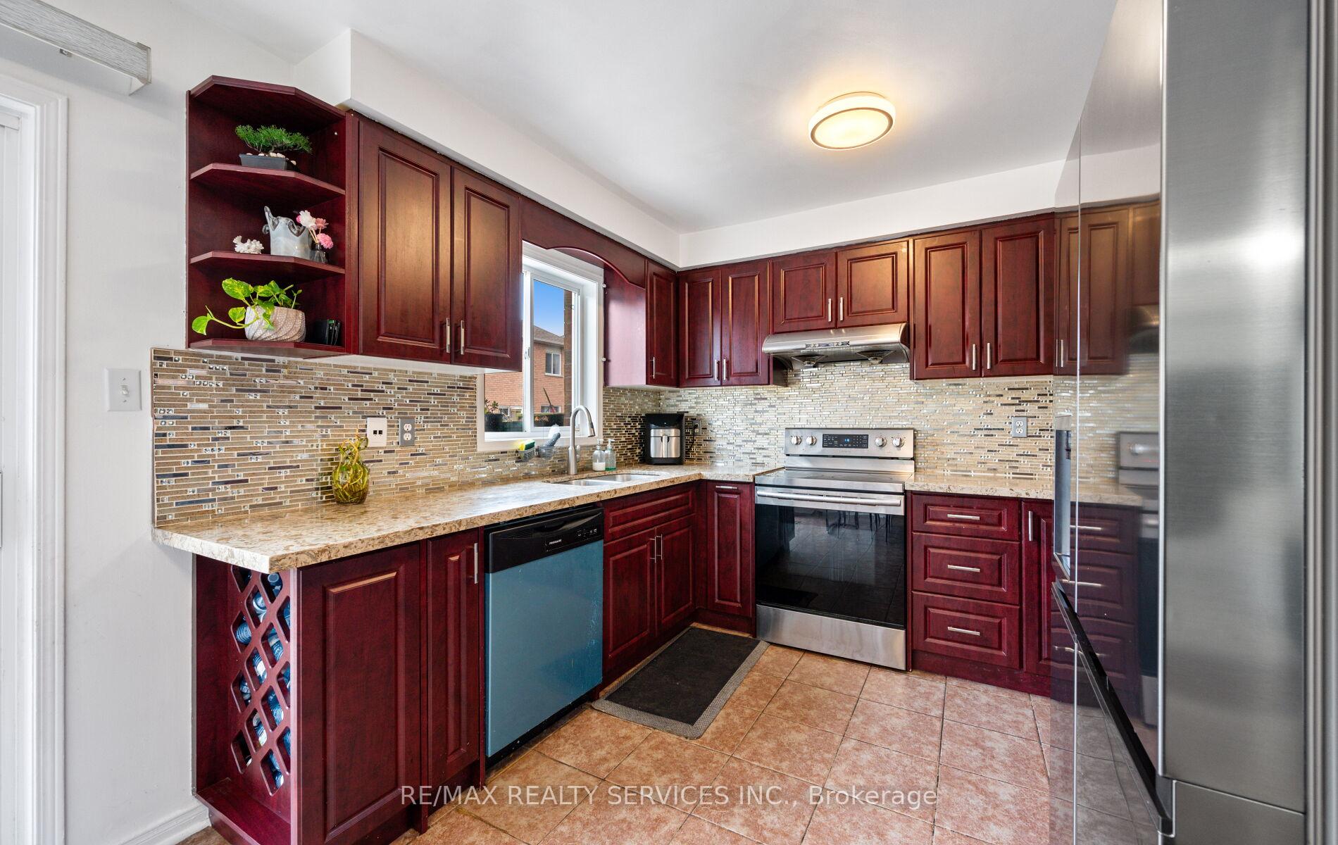 Photo 17 of 87 Queen Mary Drive, Brampton, Fletcher's Meadow — HOMEH