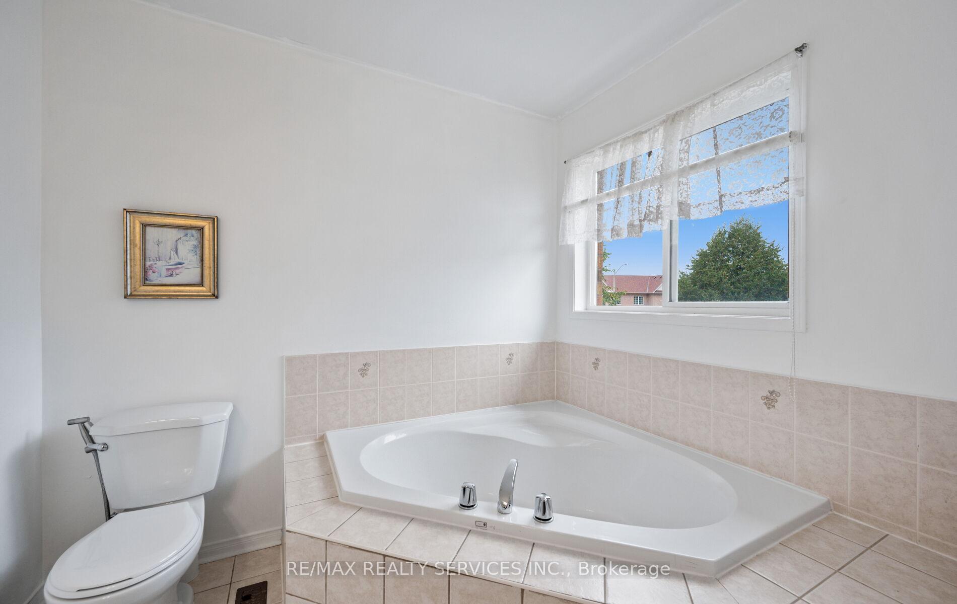Photo 23 of 87 Queen Mary Drive, Brampton, Fletcher's Meadow — HOMEH