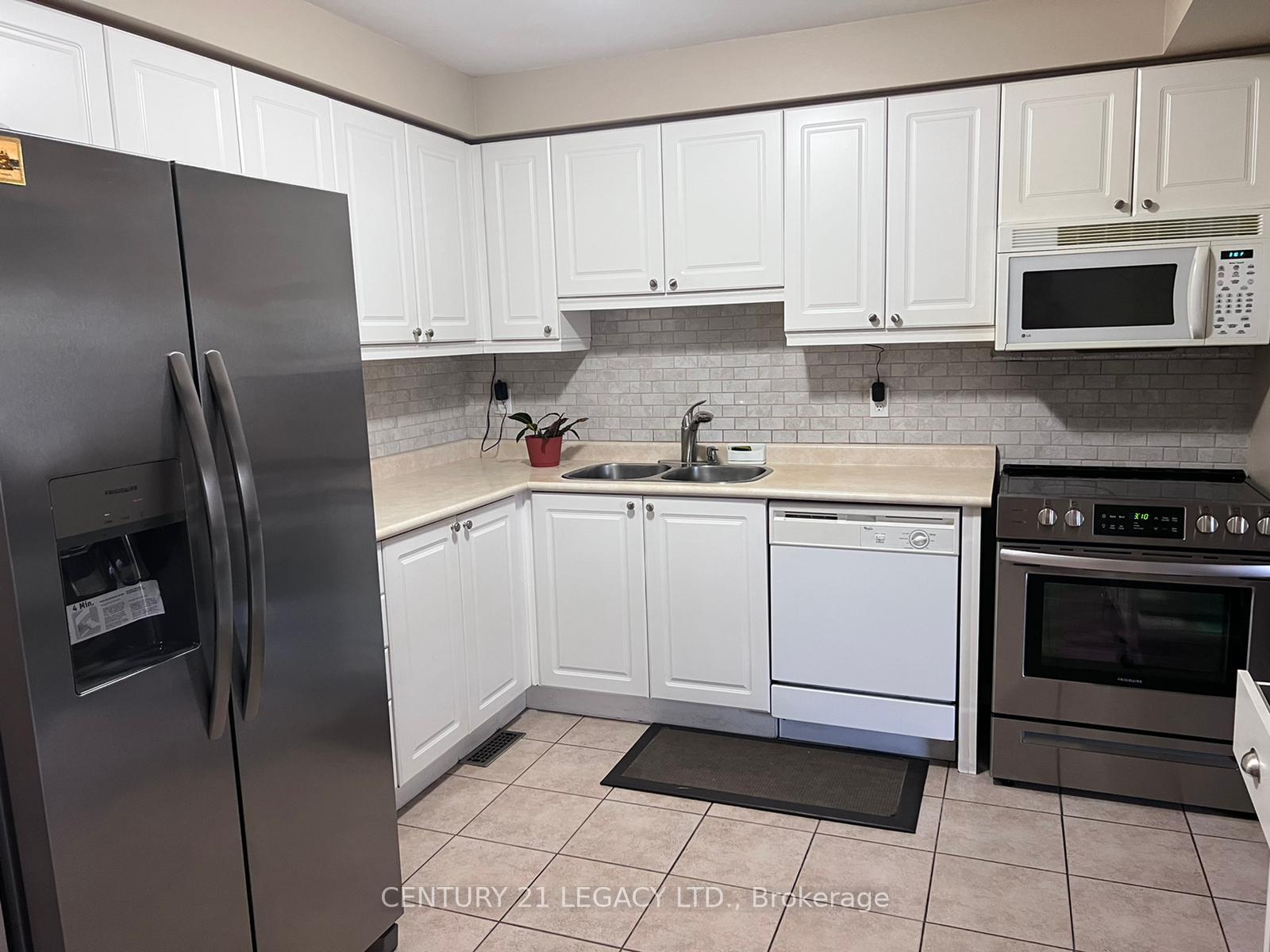 Photo 2 of 41 Melissa Court, Brampton, Fletcher's Meadow — HOMEH