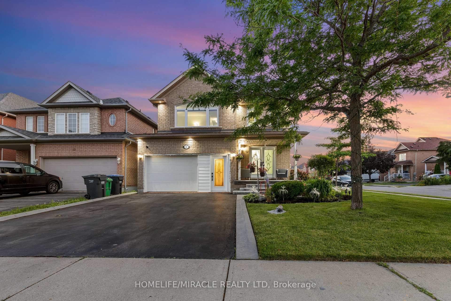 Photo 2 of 44 Newark Way, Brampton, Fletcher's Meadow — HOMEH