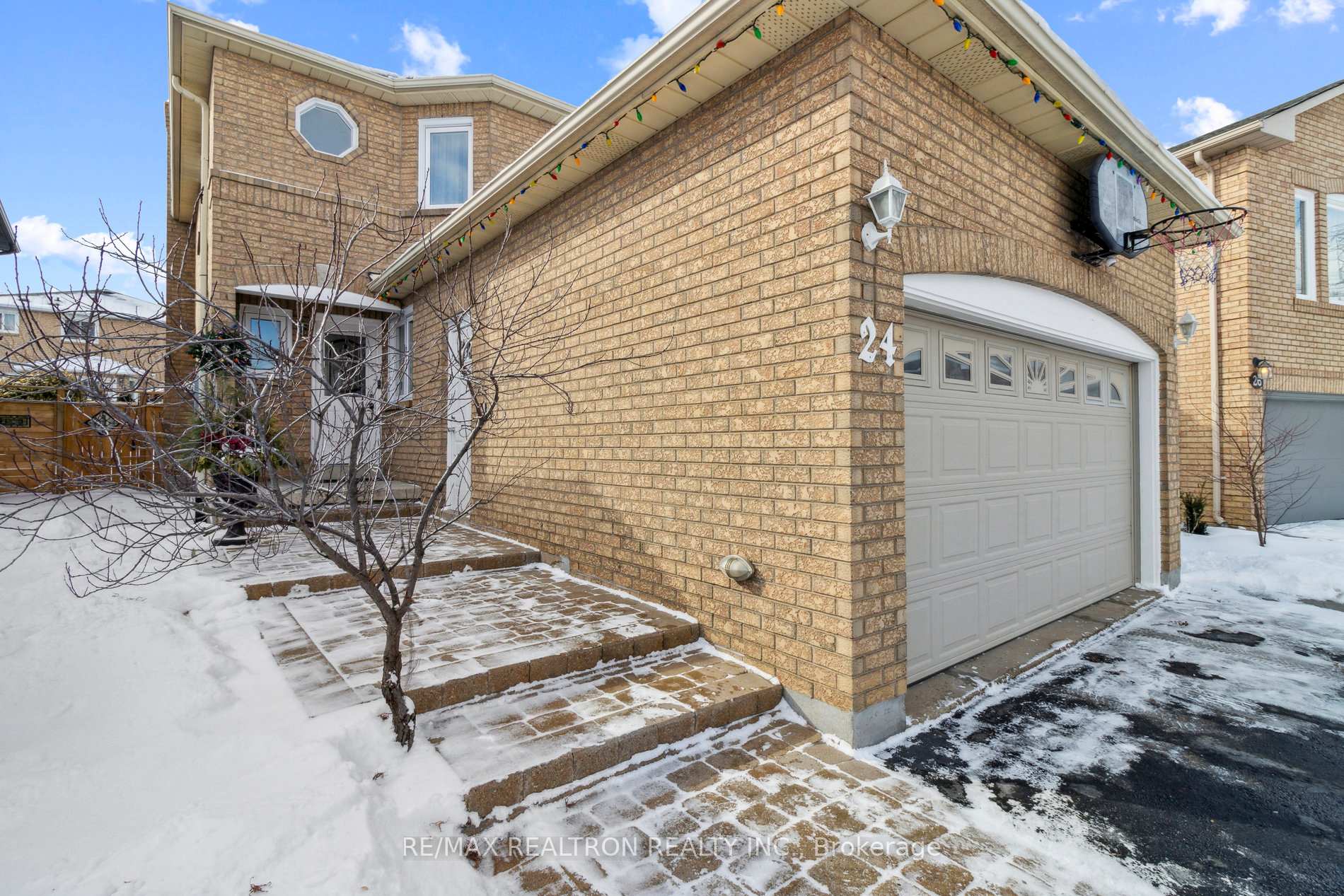 Photo 2 of 24 Venice Crescent, Vaughan, Beverley Glen — HOMEH