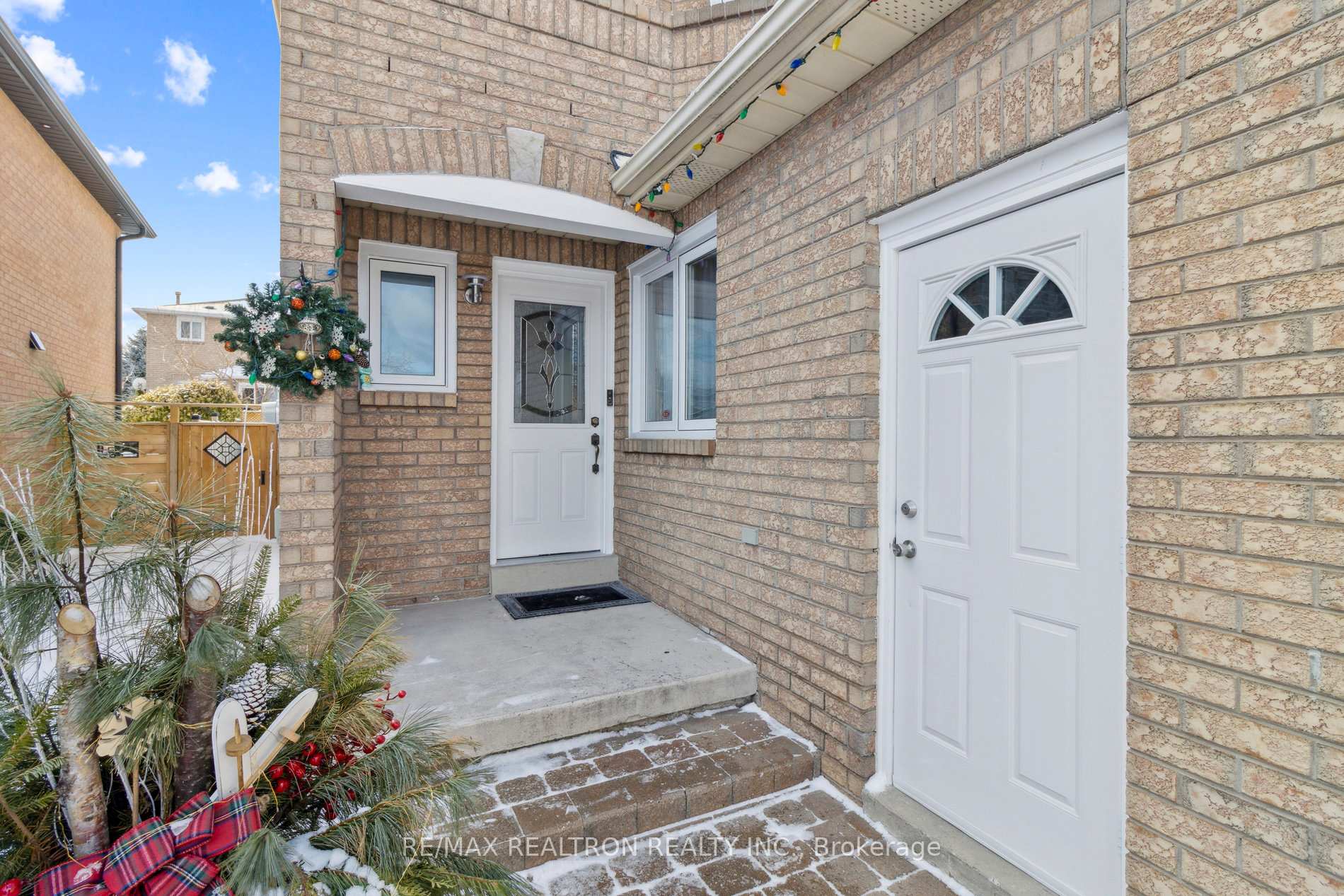 Photo 3 of 24 Venice Crescent, Vaughan, Beverley Glen — HOMEH