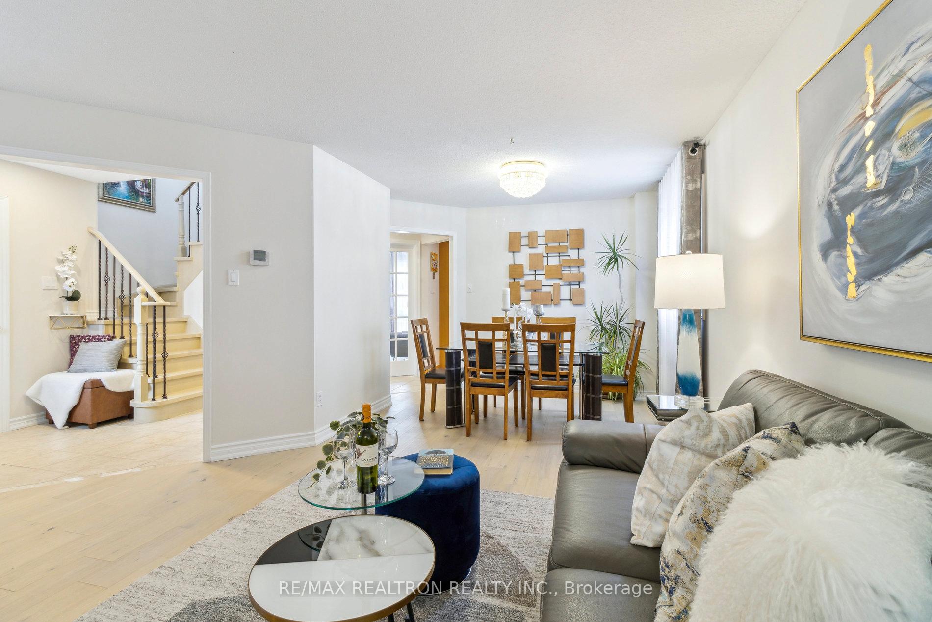 Photo 4 of 24 Venice Crescent, Vaughan, Beverley Glen — HOMEH