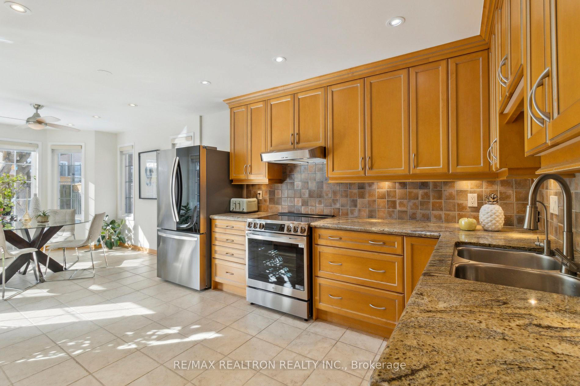 Photo 7 of 24 Venice Crescent, Vaughan, Beverley Glen — HOMEH