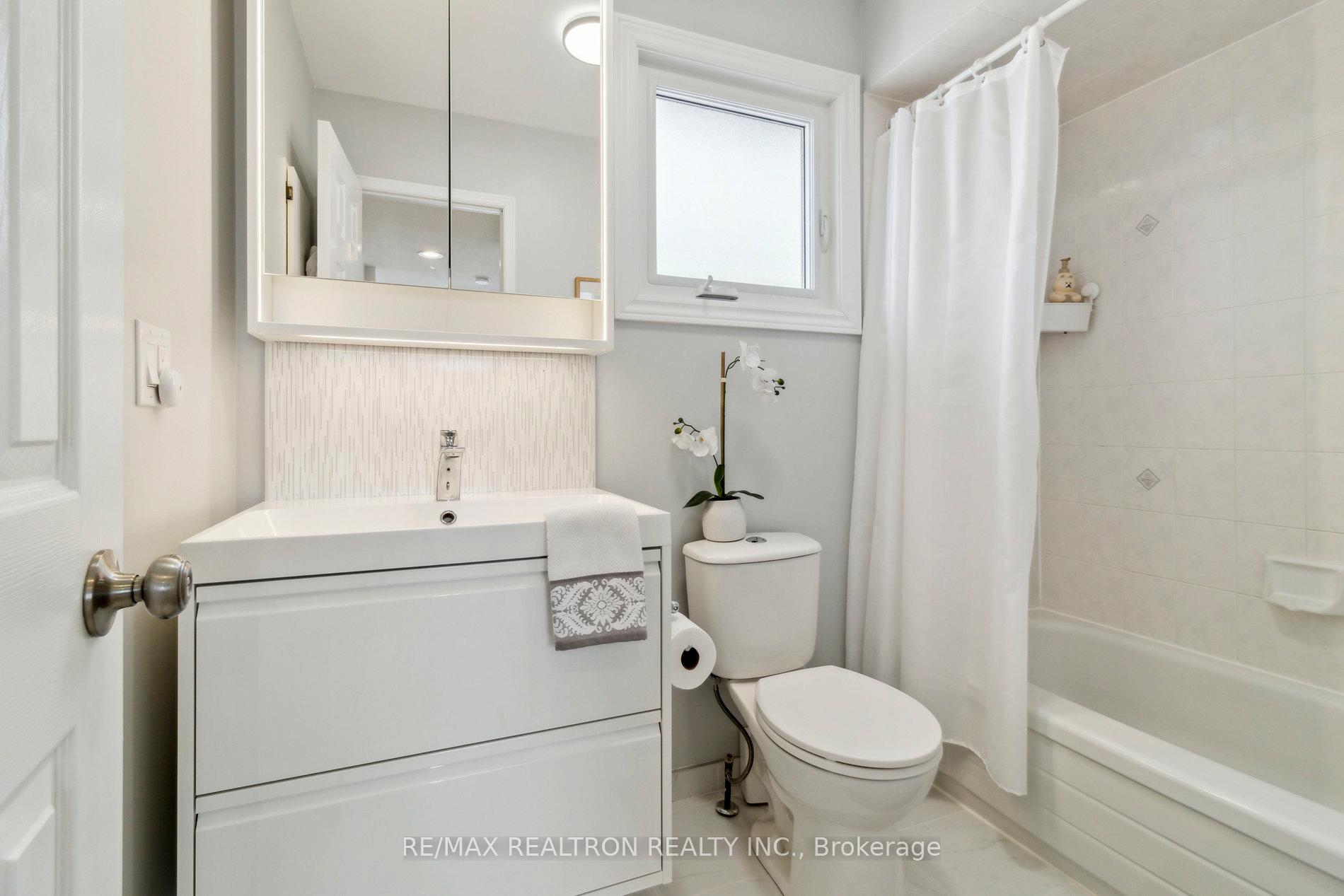 Photo 13 of 24 Venice Crescent, Vaughan, Beverley Glen — HOMEH