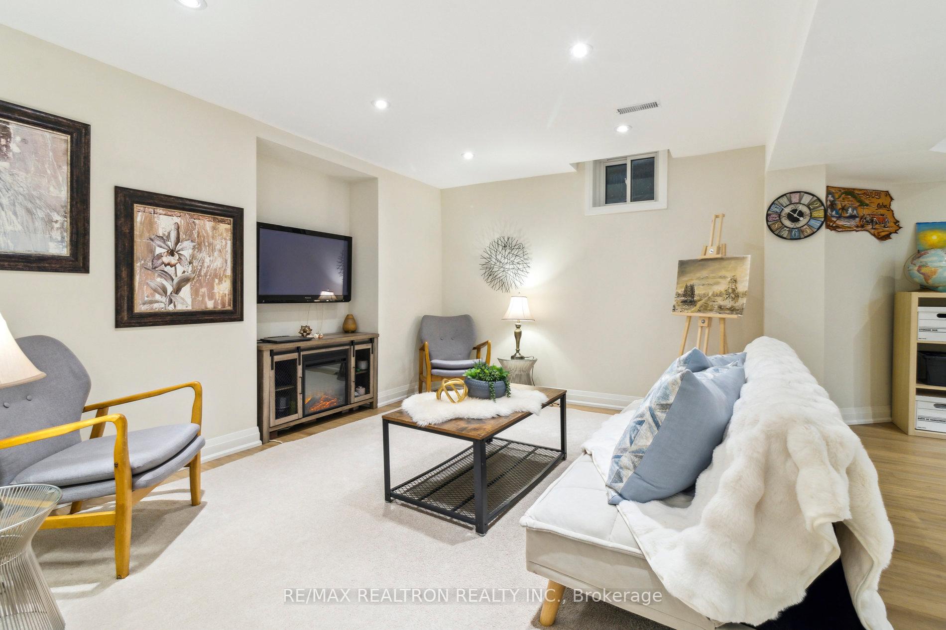Photo 16 of 24 Venice Crescent, Vaughan, Beverley Glen — HOMEH