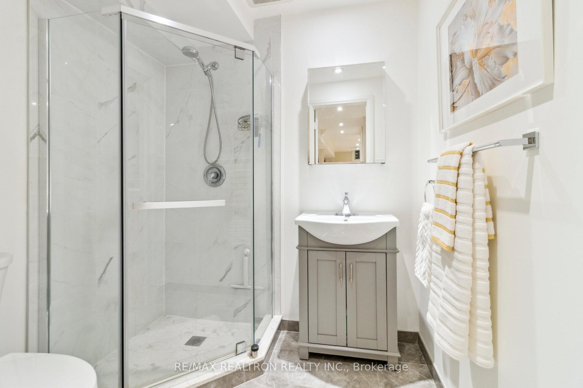 Photo 18 of 24 Venice Crescent, Vaughan, Beverley Glen — HOMEH
