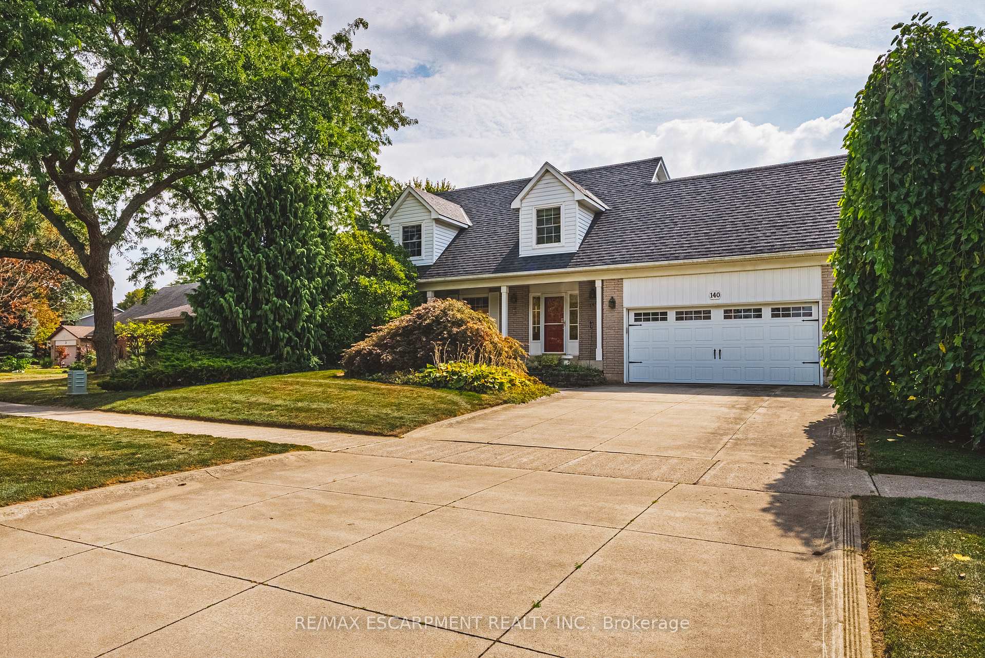 Photo 3 of 140 Amberly Boulevard, Hamilton, Ancaster — HOMEH