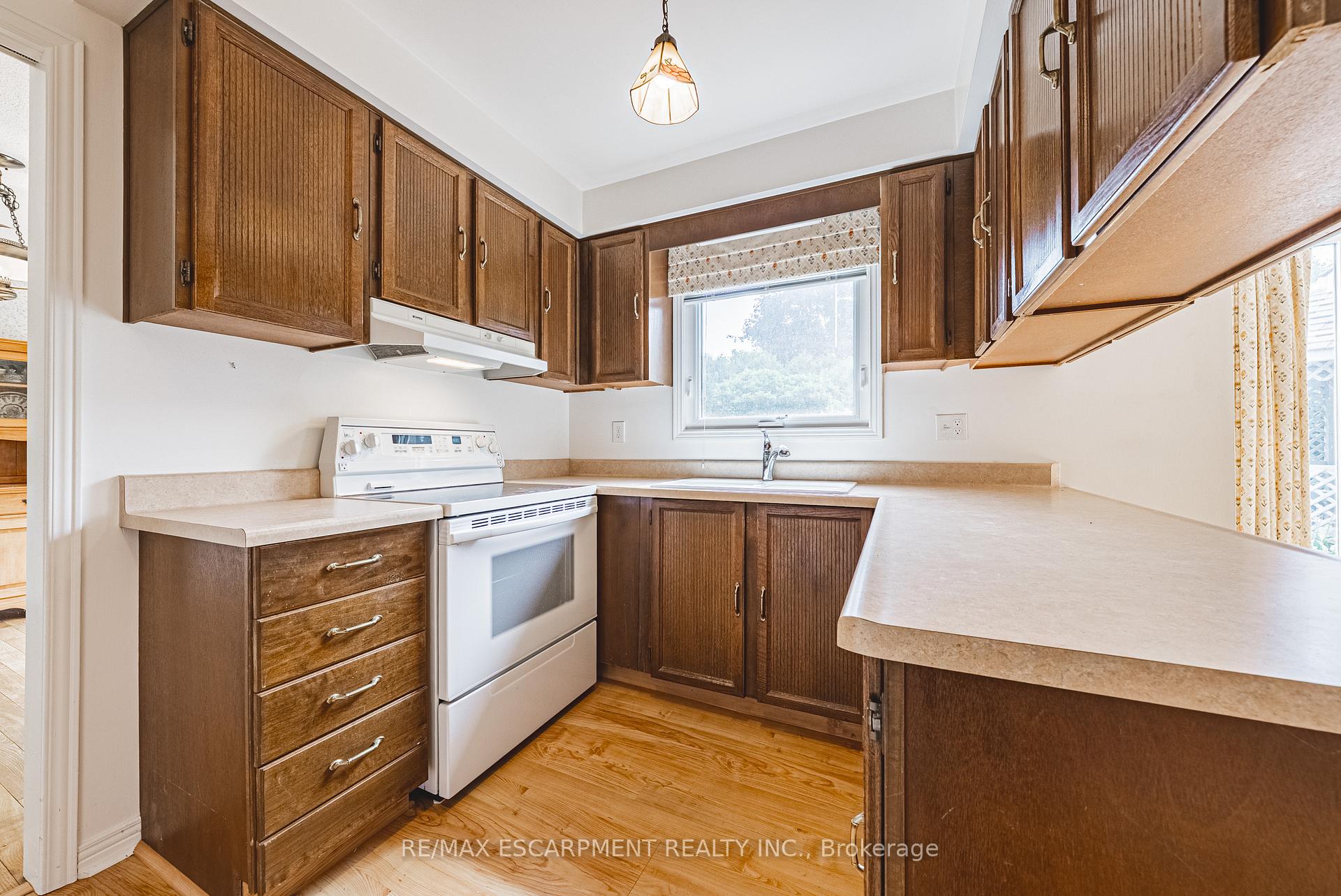 Photo 15 of 140 Amberly Boulevard, Hamilton, Ancaster — HOMEH