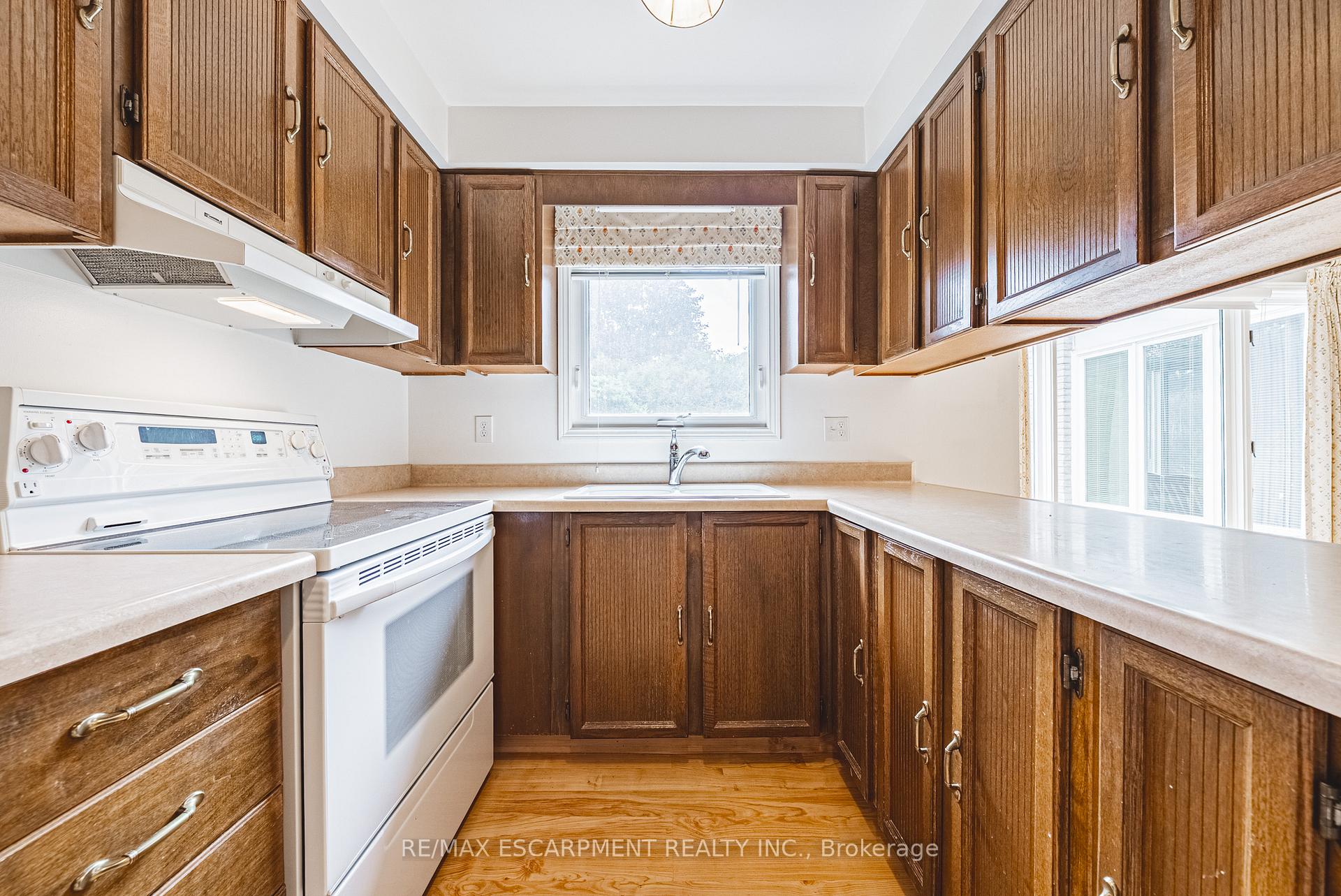 Photo 16 of 140 Amberly Boulevard, Hamilton, Ancaster — HOMEH