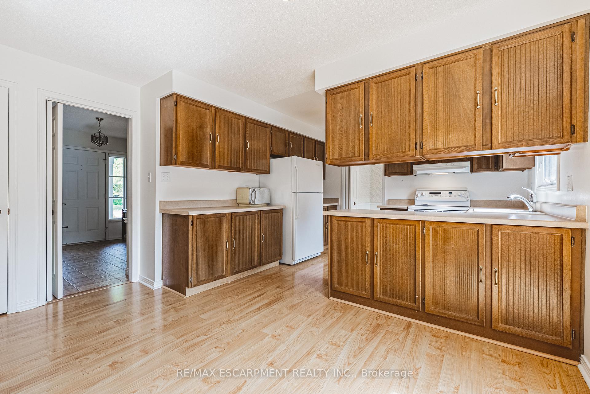 Photo 17 of 140 Amberly Boulevard, Hamilton, Ancaster — HOMEH
