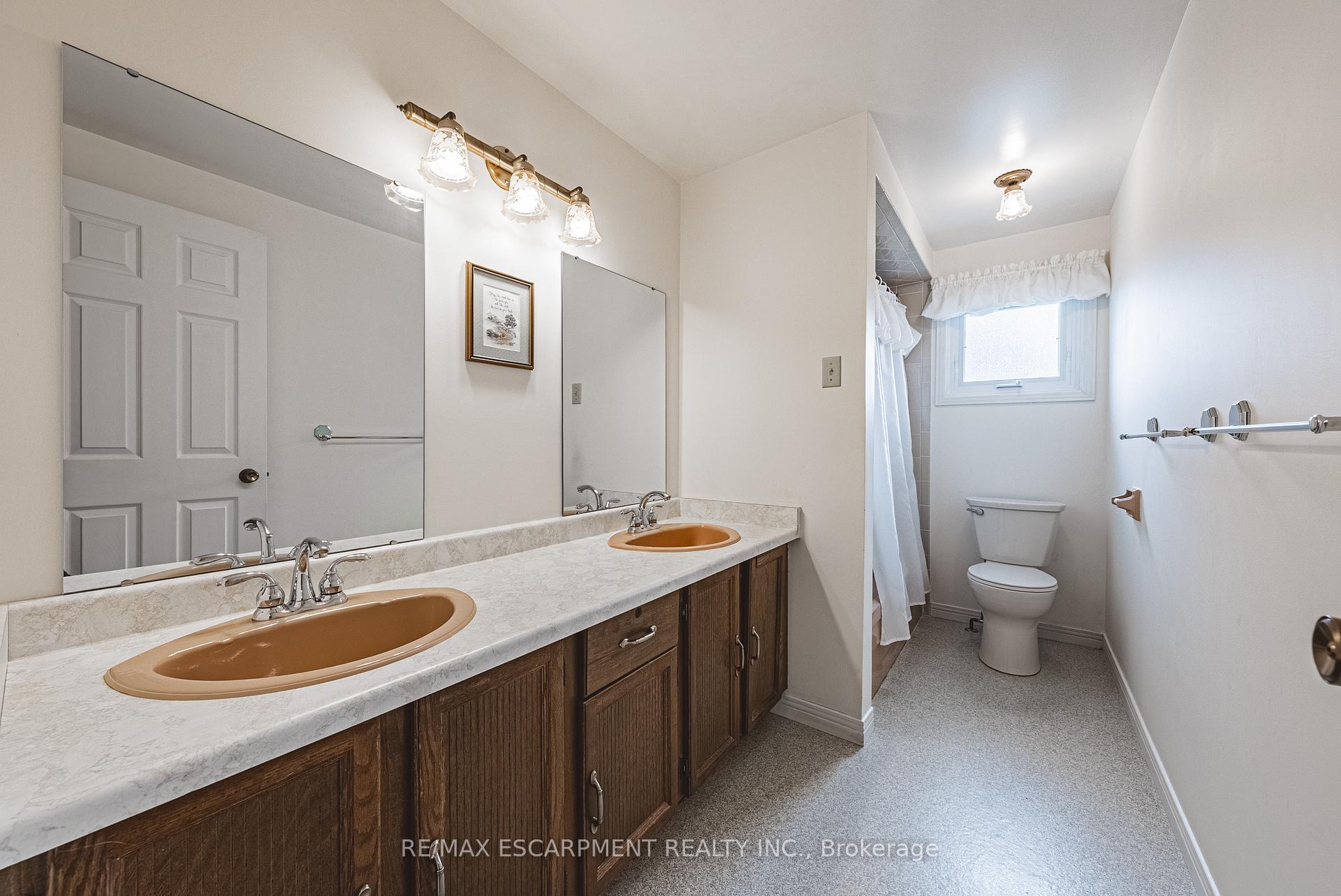 Photo 32 of 140 Amberly Boulevard, Hamilton, Ancaster — HOMEH