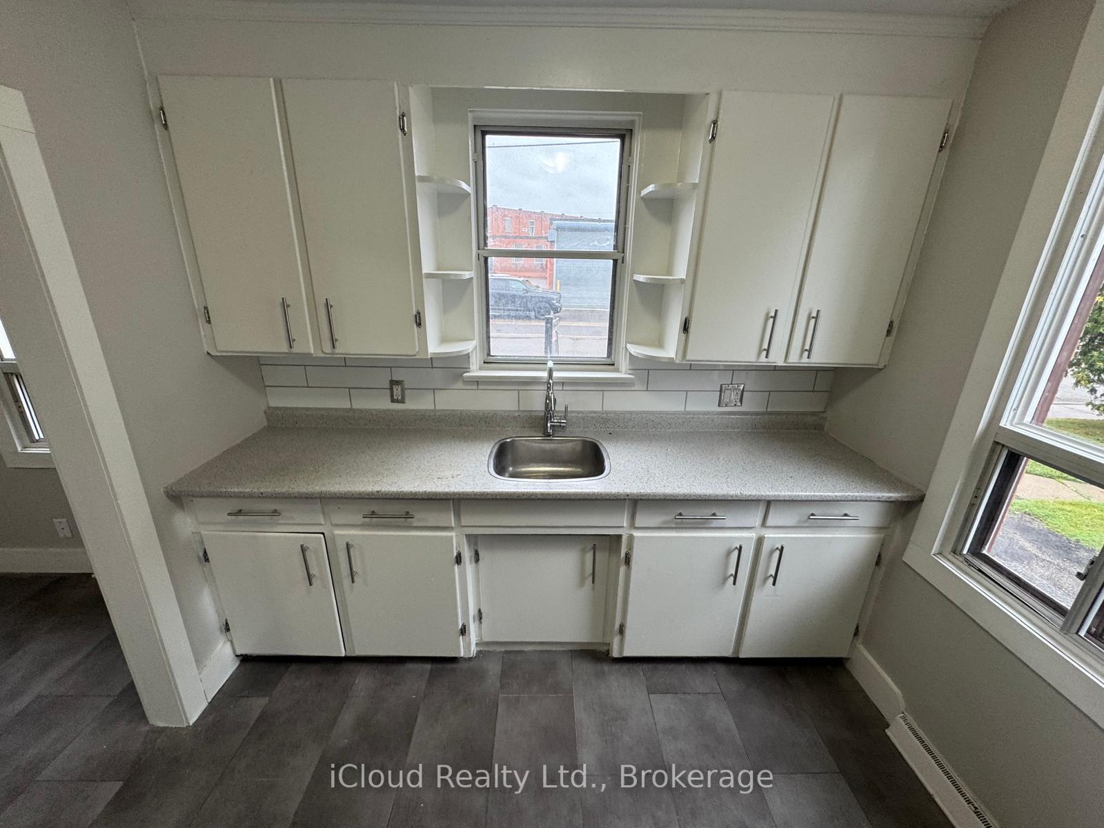 Photo 2 of Unit 2, 1 Henderson Avenue, Brampton, Downtown Brampton — HOMEH