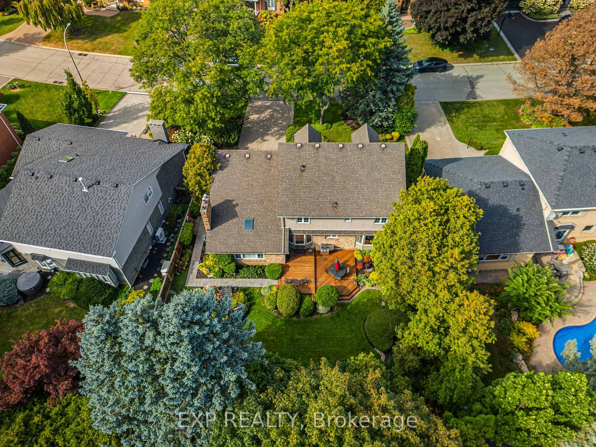 Photo 2 of 158 Broad Leaf Crescent, Hamilton, Ancaster — HOMEH