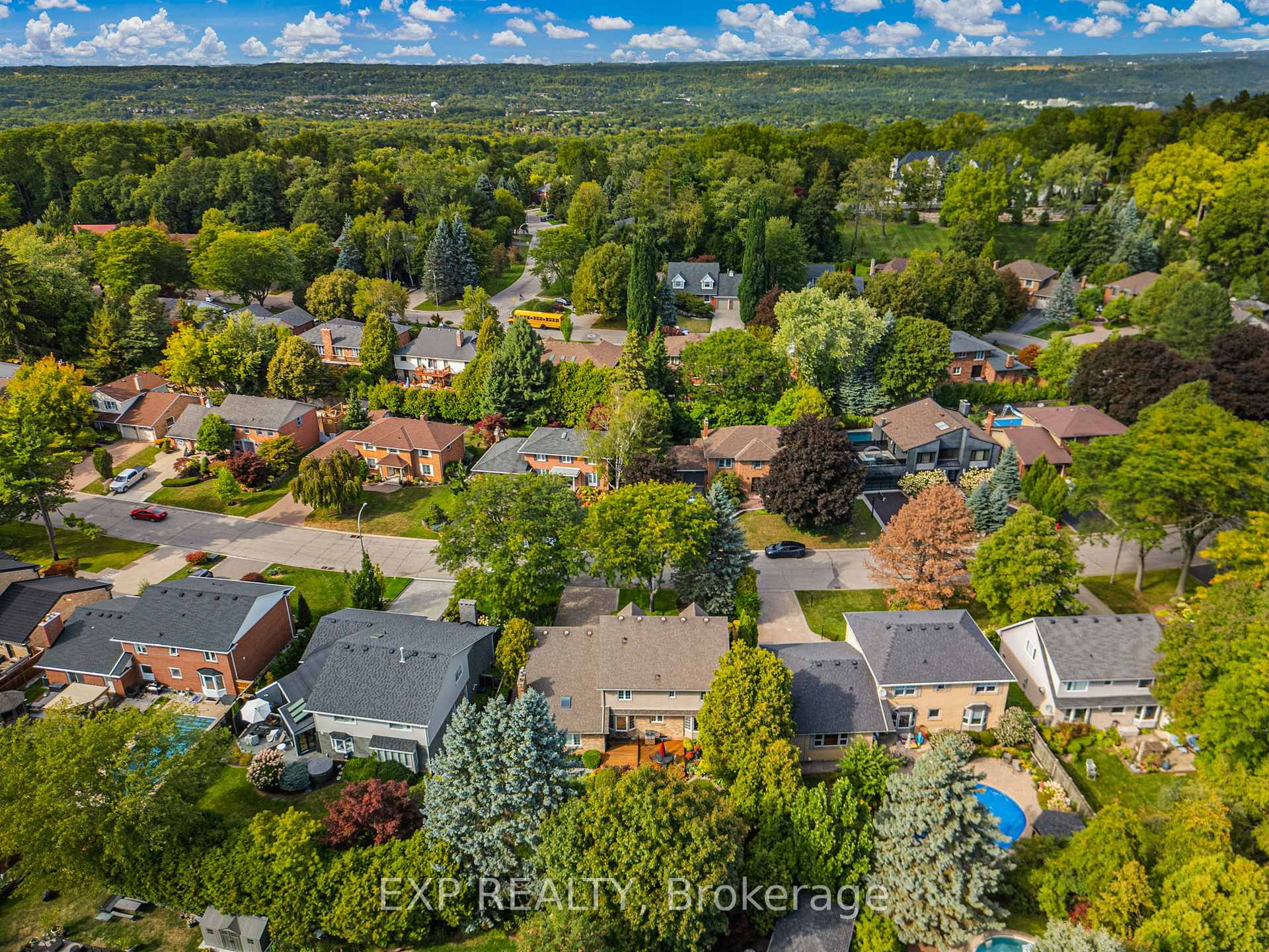 Photo 3 of 158 Broad Leaf Crescent, Hamilton, Ancaster — HOMEH