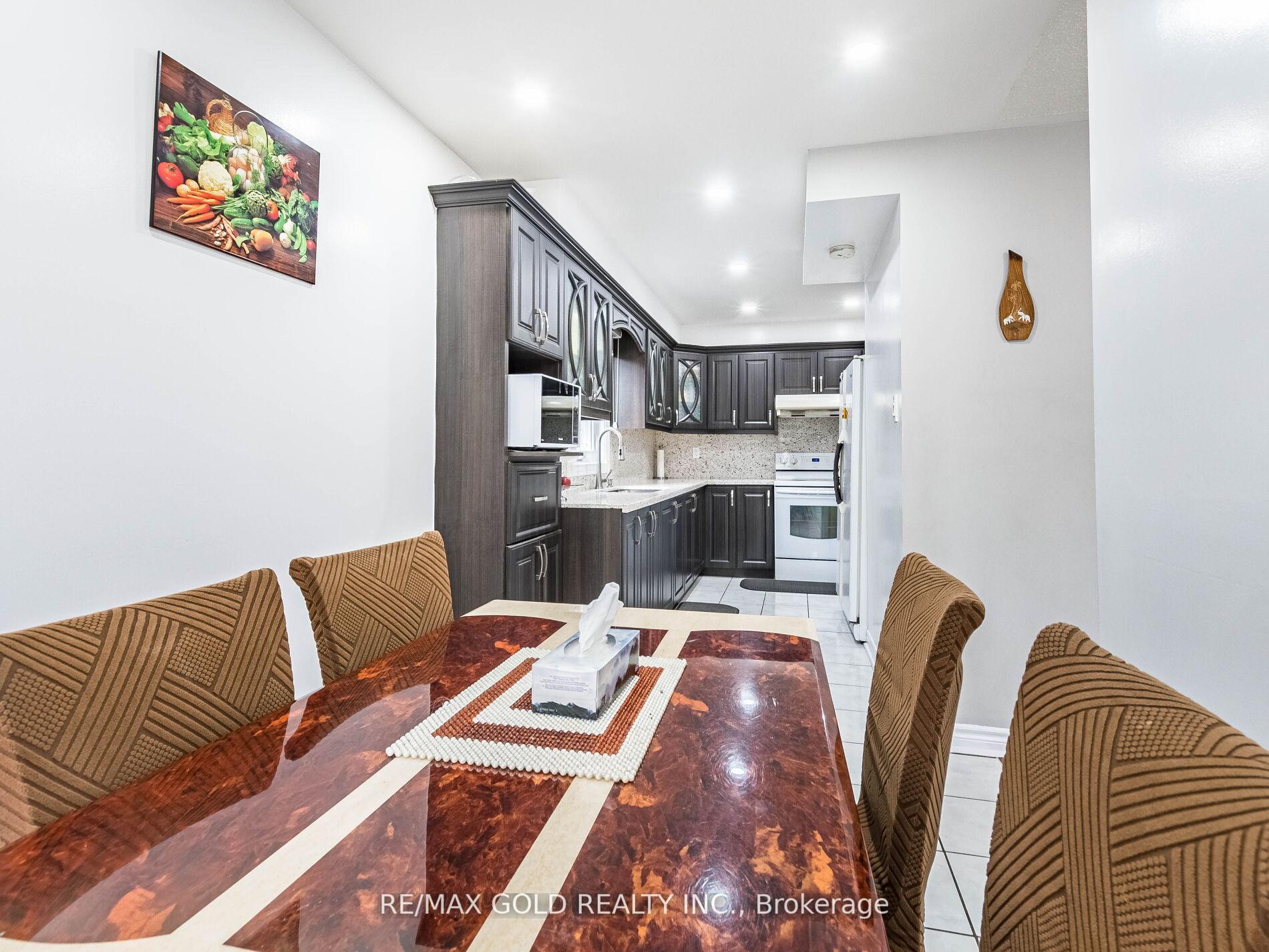Photo 3 of 14 Kentucky Drive, Brampton, Fletcher's Creek South — HOMEH