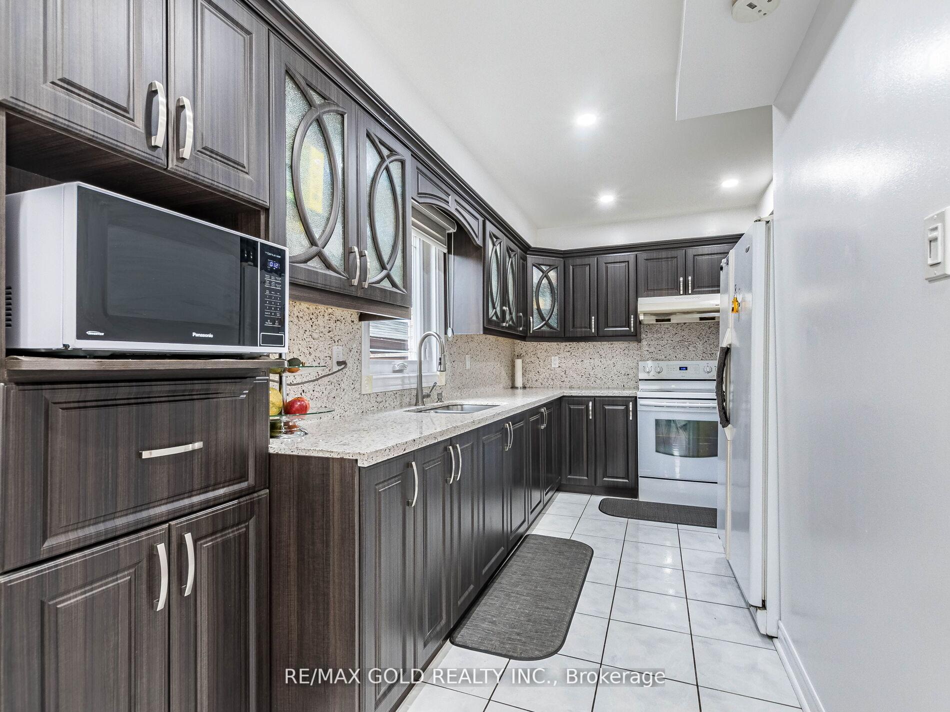 Photo 6 of 14 Kentucky Drive, Brampton, Fletcher's Creek South — HOMEH