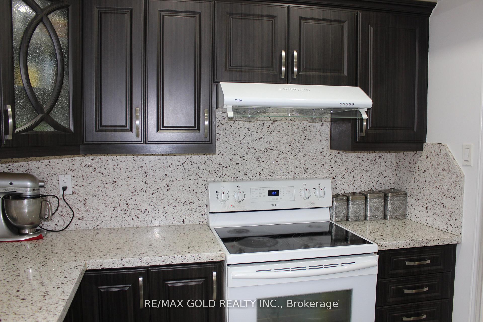 Photo 4 of 14 Kentucky Drive, Brampton, Fletcher's Creek South — HOMEH