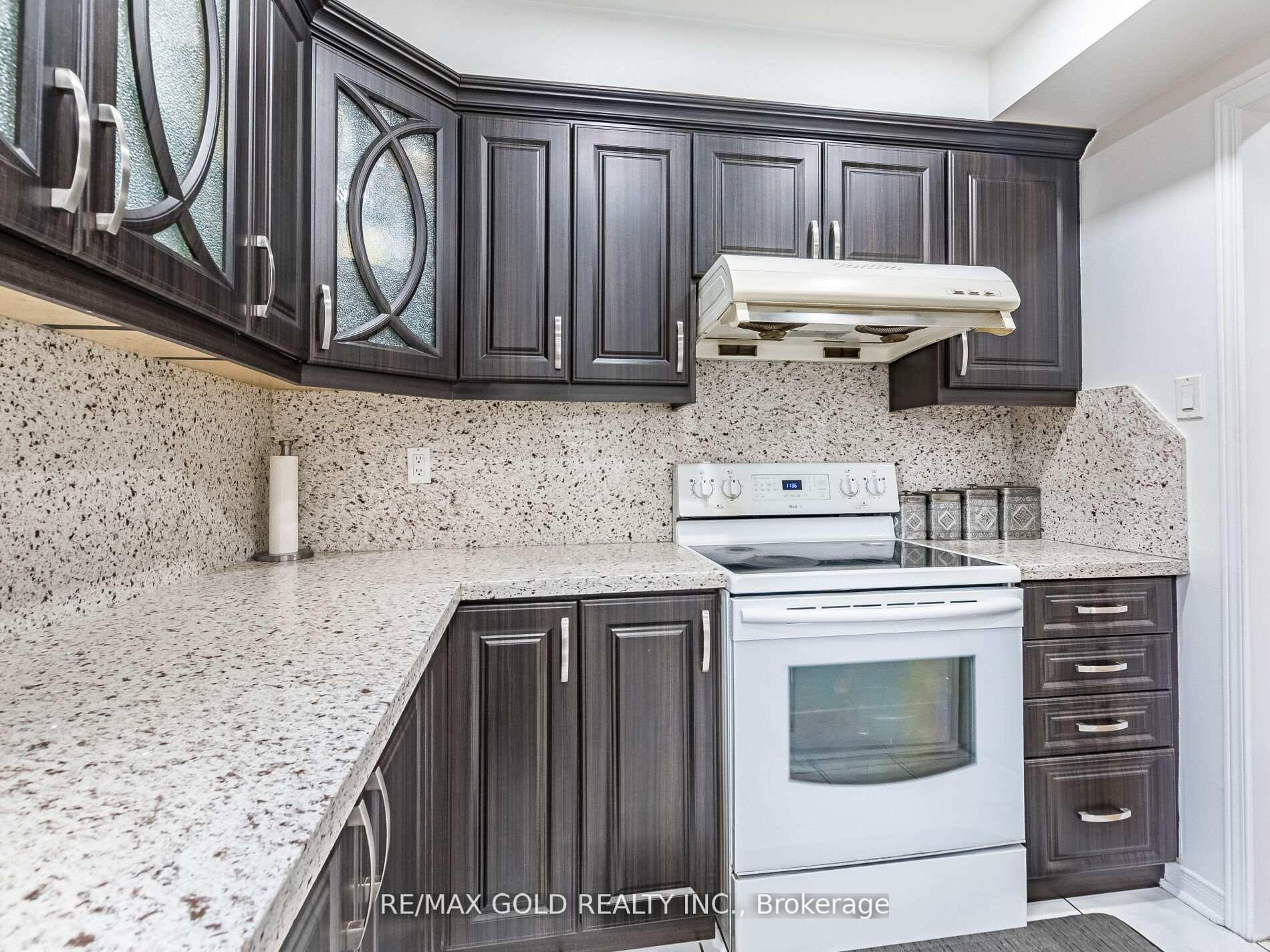 Photo 8 of 14 Kentucky Drive, Brampton, Fletcher's Creek South — HOMEH