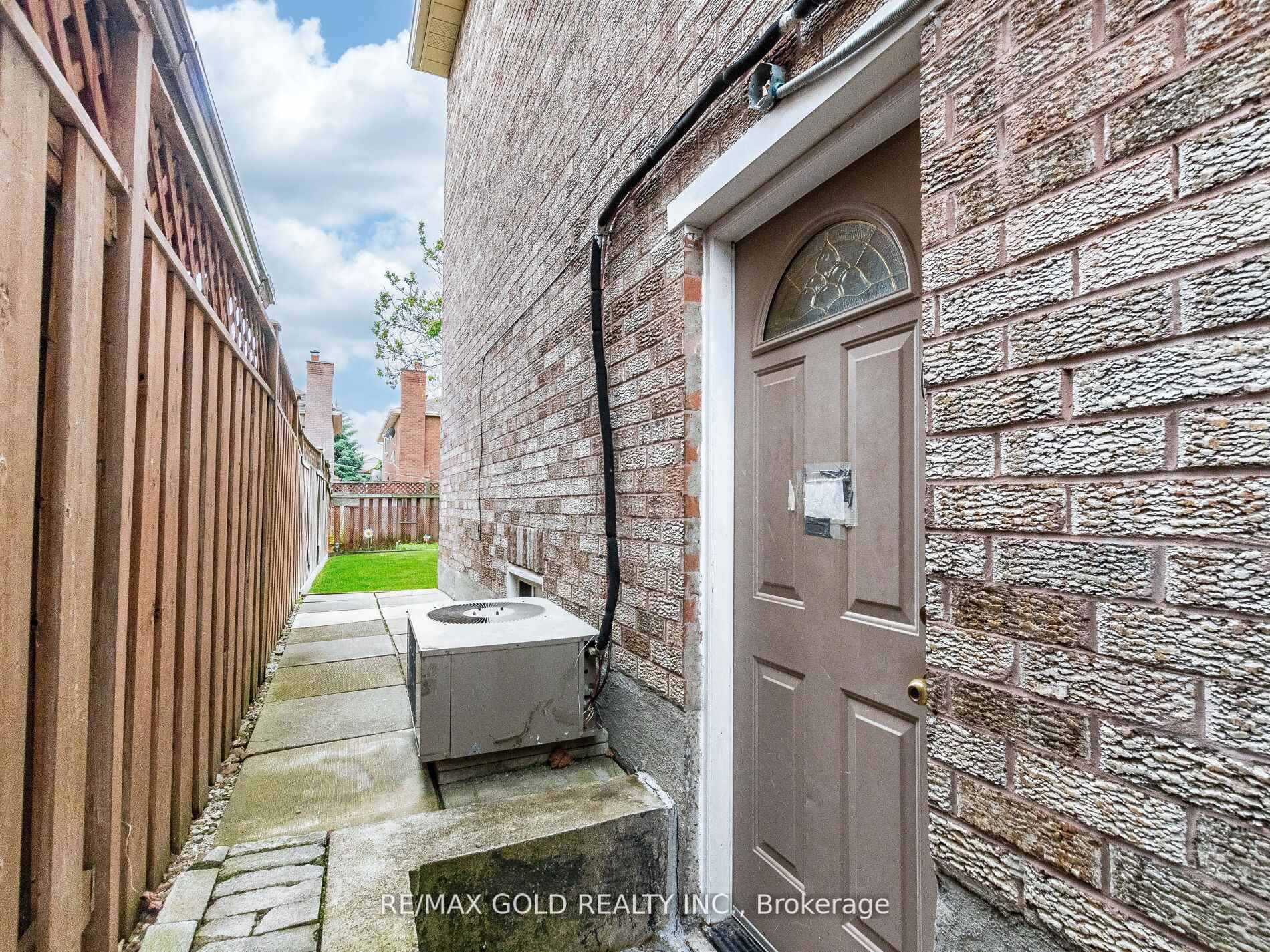 Photo 15 of 14 Kentucky Drive, Brampton, Fletcher's Creek South — HOMEH