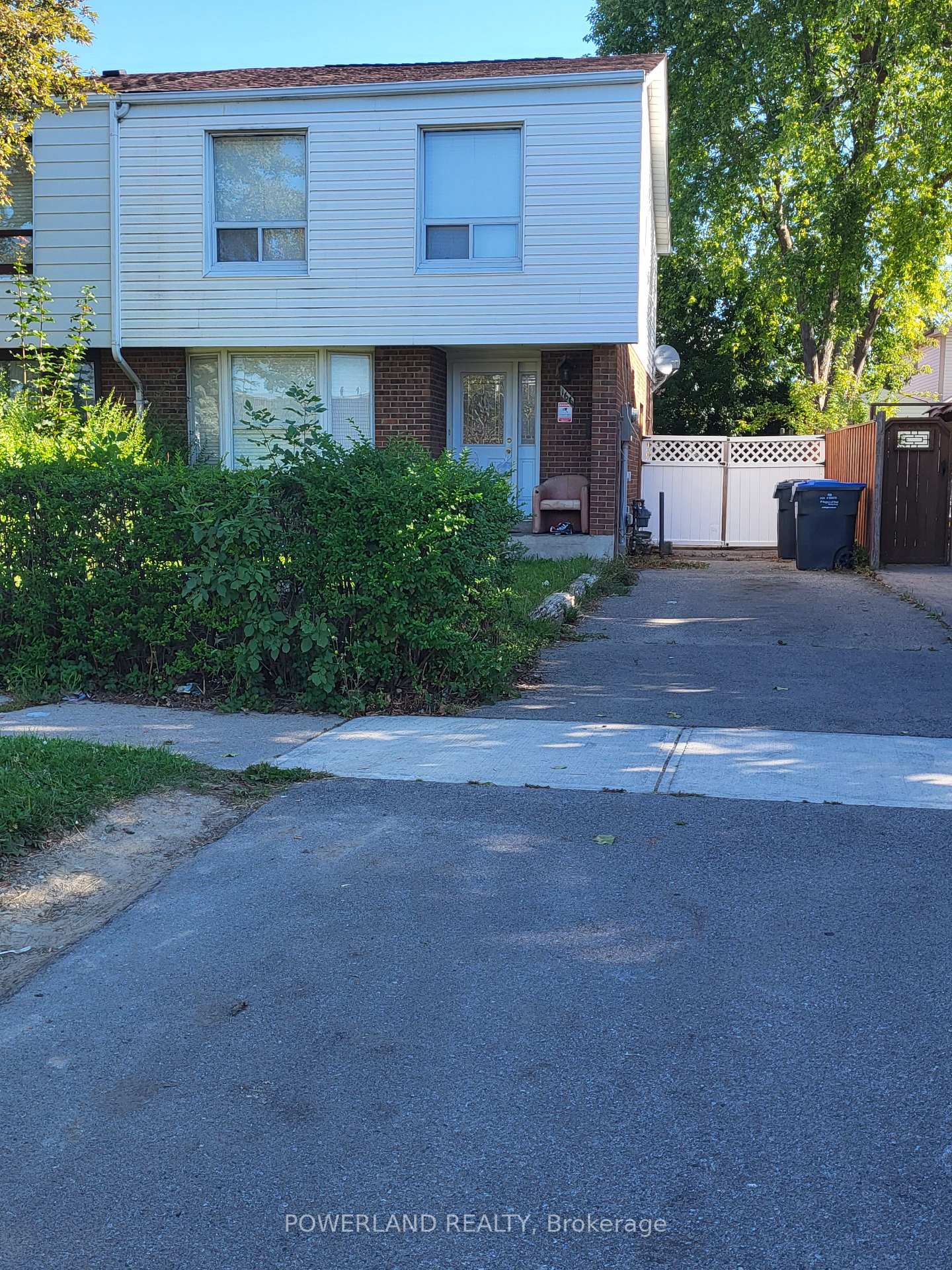 Front of Unit Bsmt, 166 Hansen Road N