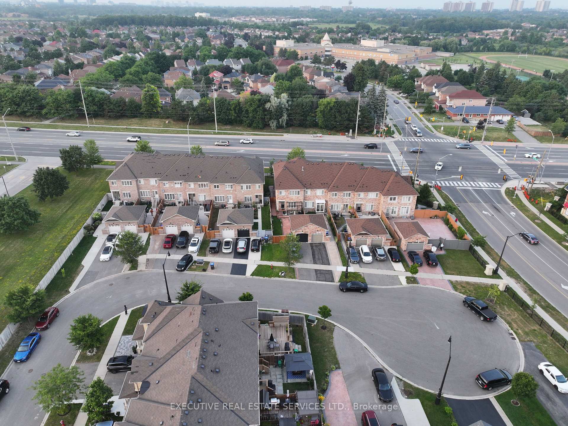 Photo 3 of 64 Hatton Court, Brampton, Credit Valley — HOMEH