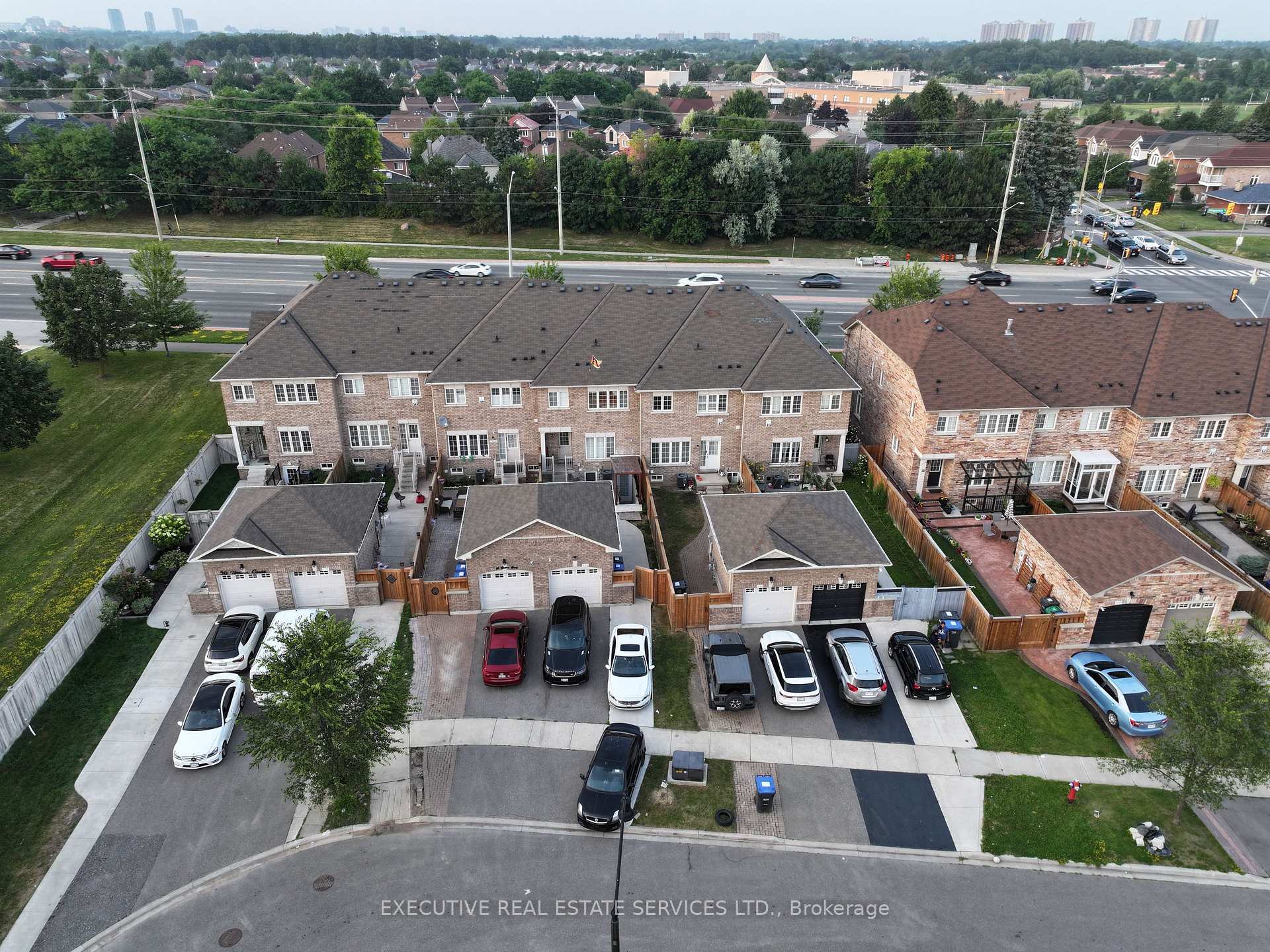 Photo 4 of 64 Hatton Court, Brampton, Credit Valley — HOMEH