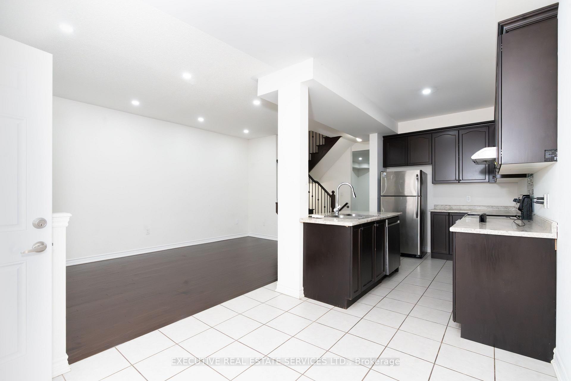Photo 5 of 64 Hatton Court, Brampton, Credit Valley — HOMEH
