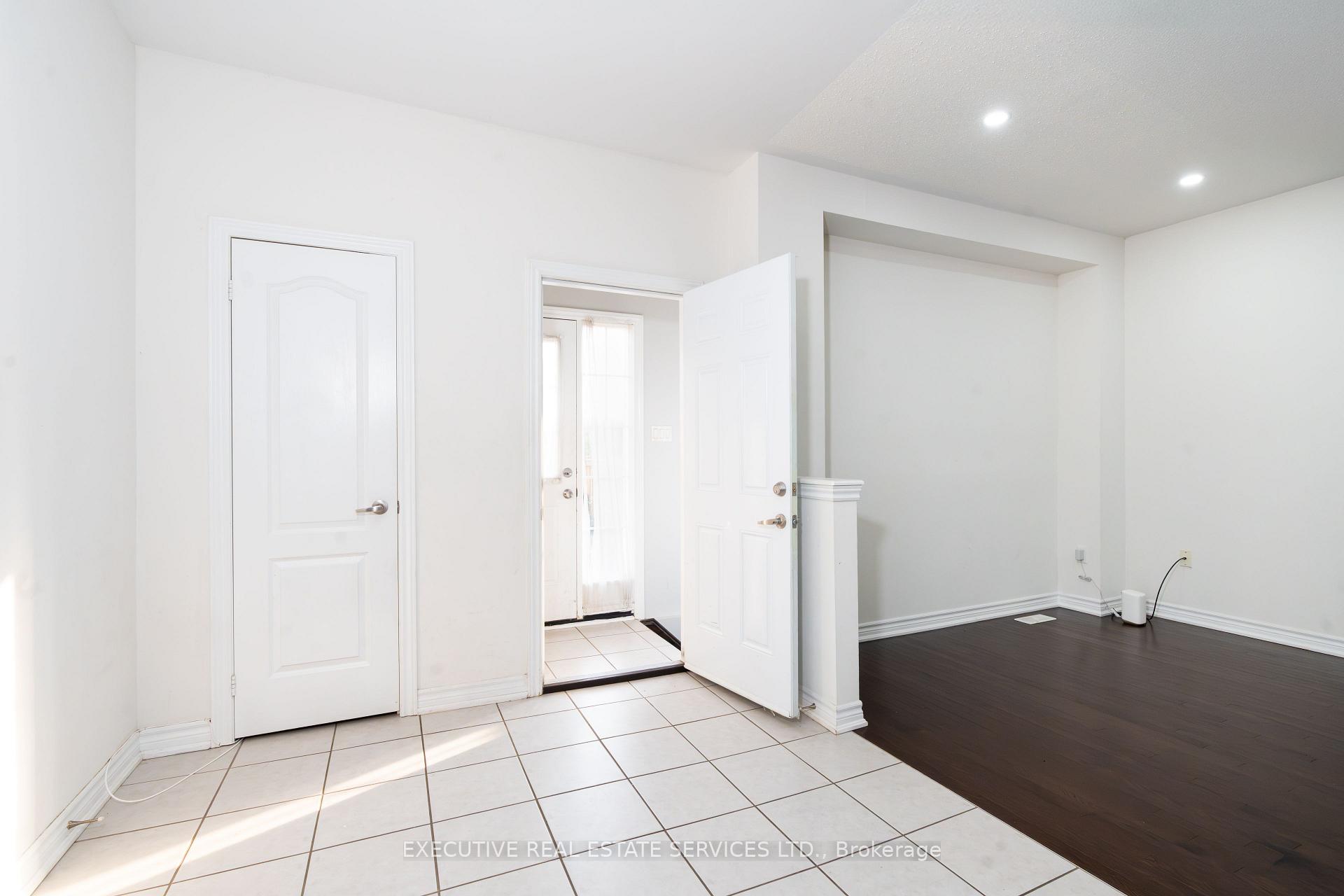 Photo 6 of 64 Hatton Court, Brampton, Credit Valley — HOMEH