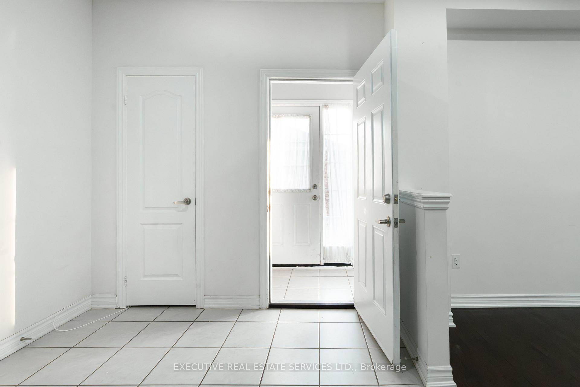 Photo 25 of 64 Hatton Court, Brampton, Credit Valley — HOMEH