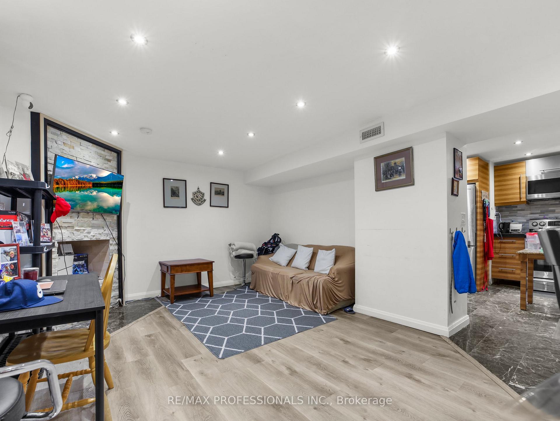 Photo 8 of 41 Elliott Avenue, Hamilton, Huntington — HOMEH