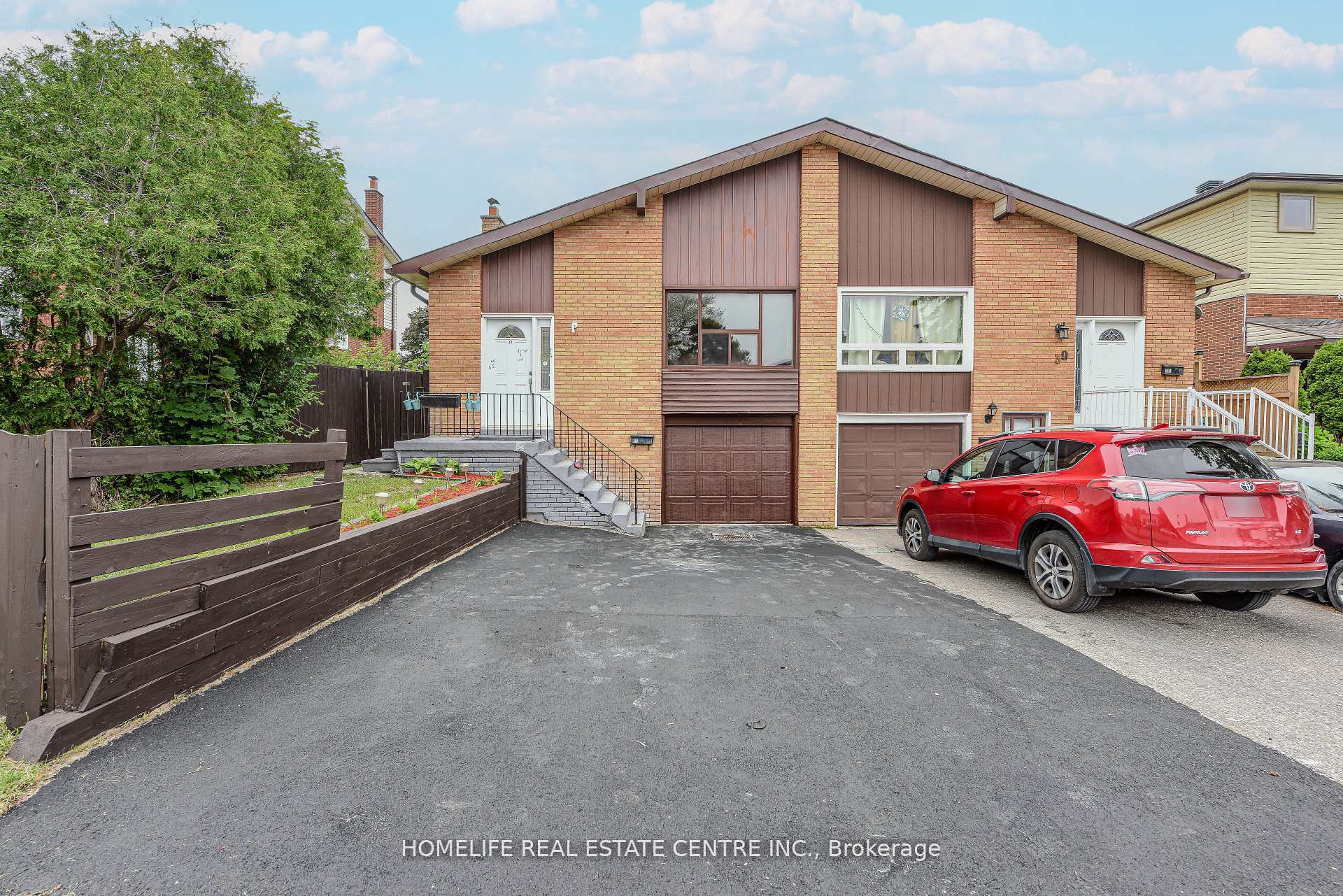 Photo 1 of 37 Newlyn Crescent, Brampton, Brampton North — HOMEH